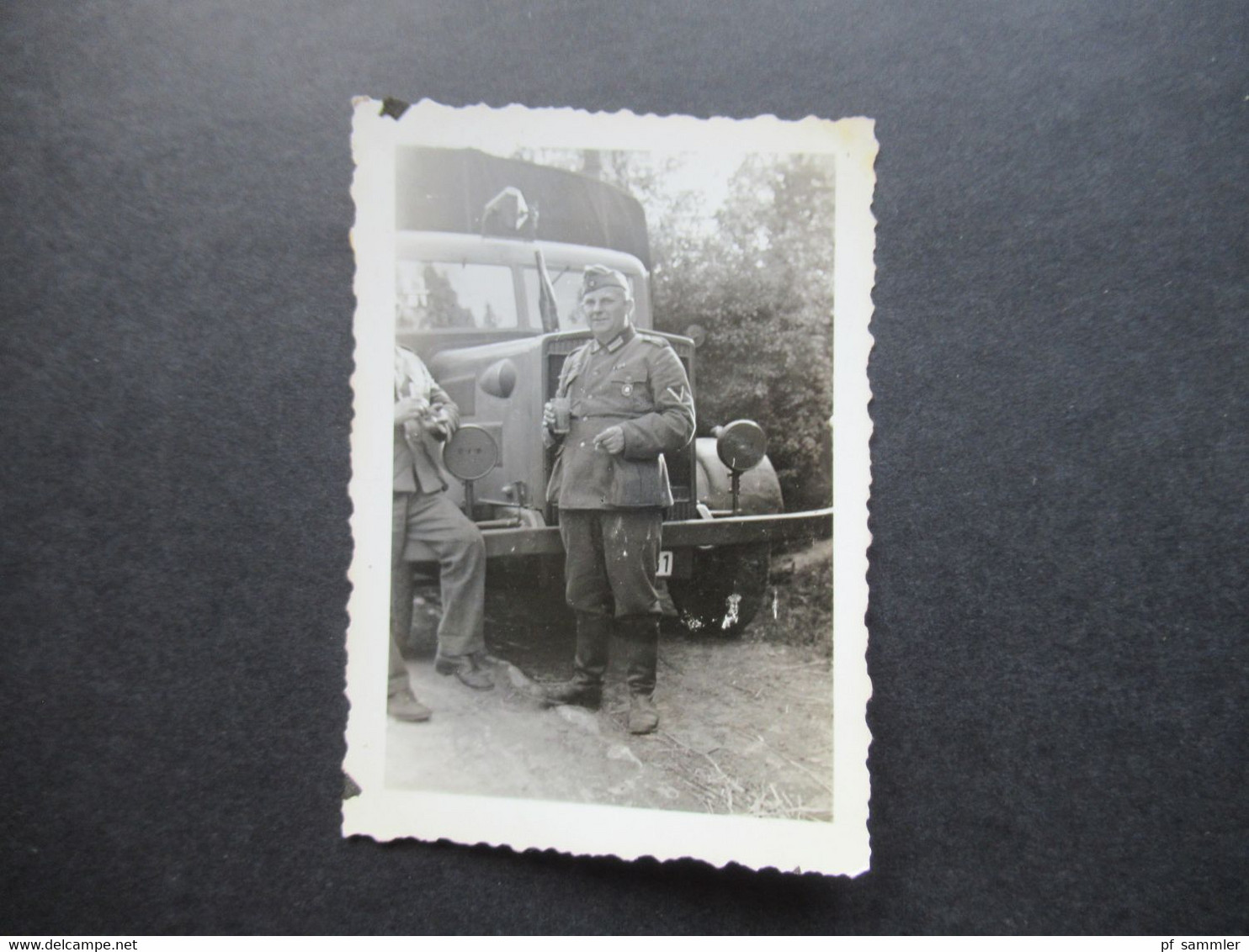 2. Weltkrieg WW2 Original Foto Soldaten Der Wehrmacht Vor Einem LKW Mit Weinflasche Auf Der Motorhaube - War, Military