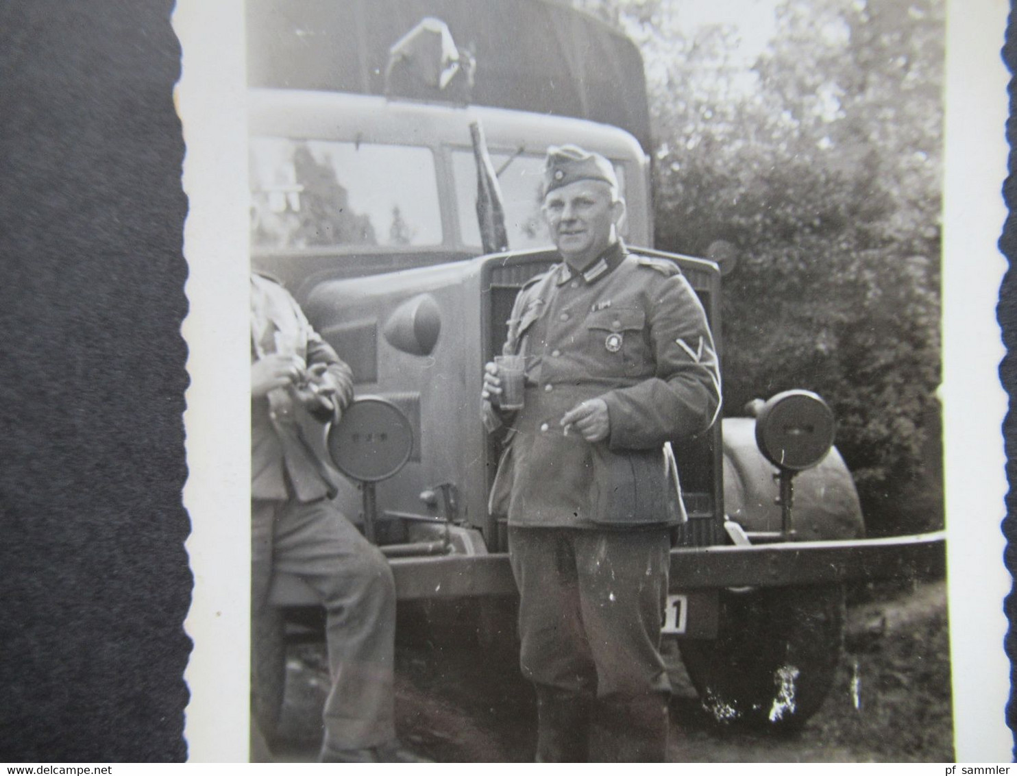 2. Weltkrieg WW2 Original Foto Soldaten Der Wehrmacht Vor Einem LKW Mit Weinflasche Auf Der Motorhaube - War, Military