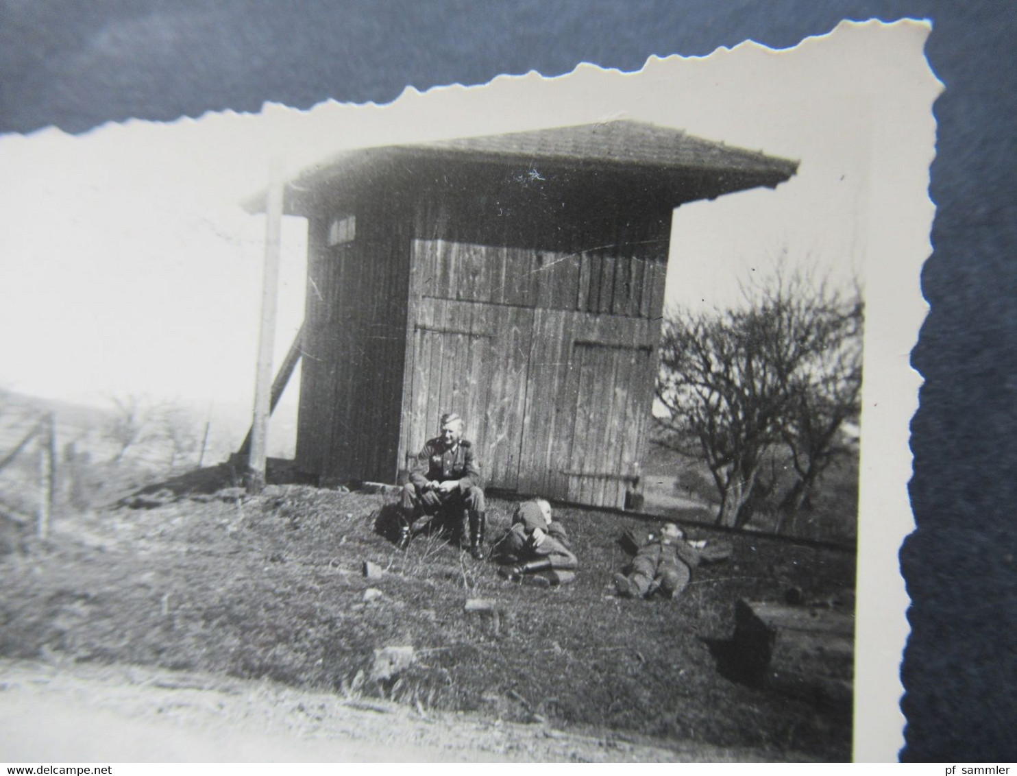 2. Weltkrieg WW2 Original Foto Soldaten Der Wehrmacht Vor Einem Holzturm / Wachturm / Garage ?? Foto Freund Schlüchtern - War, Military