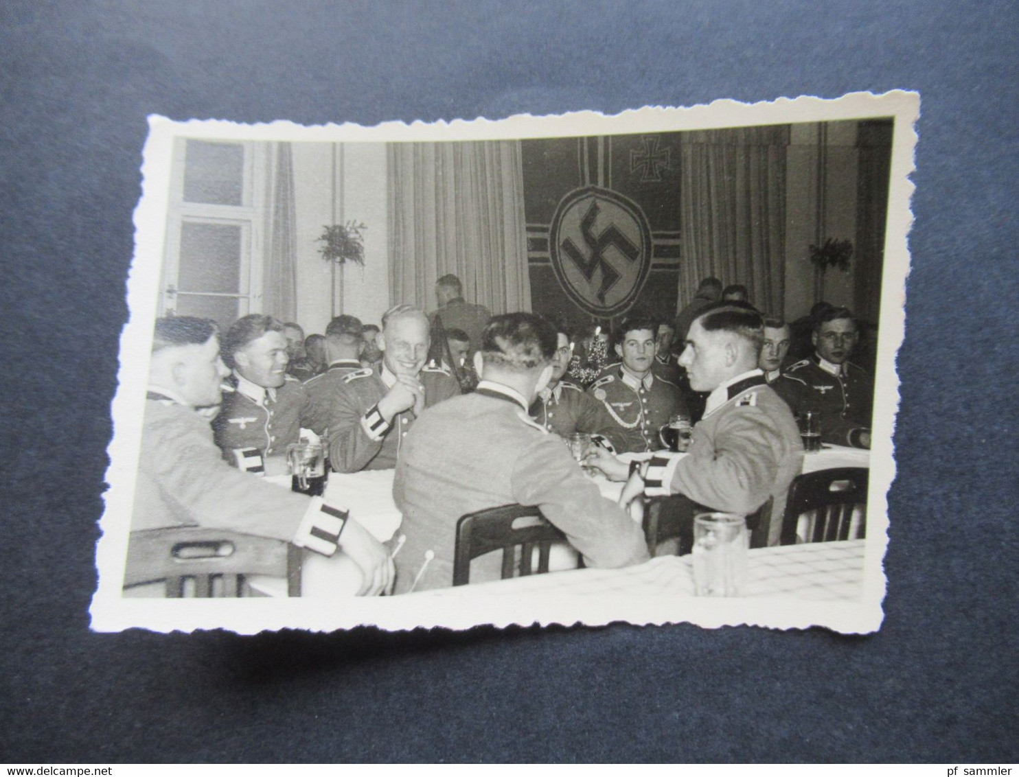 2. Weltkrieg WW2 Original Foto Soldat Der Wehrmacht Mit Abzeichen / Hohe Militärränge Und Hakenkreuzfahne - War, Military