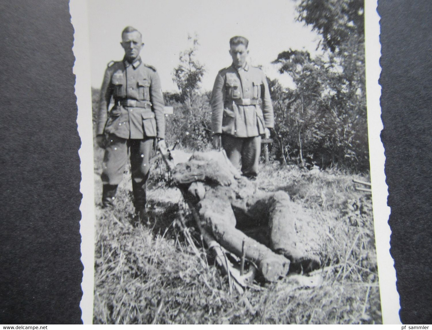 2. Weltkrieg WW2 Original Foto Soldat Der Wehrmacht Mit Totem Kameraden Auf Einer Trage / Verbrannter Soldat! - War, Military