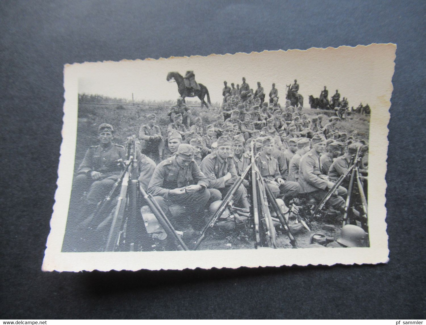 2. Weltkrieg WW2 Original Foto Soldaten Der Wehrmacht Truppe / Einheit Mit Gewehren Und Pferde / Reiter Im Hintergrund - War, Military