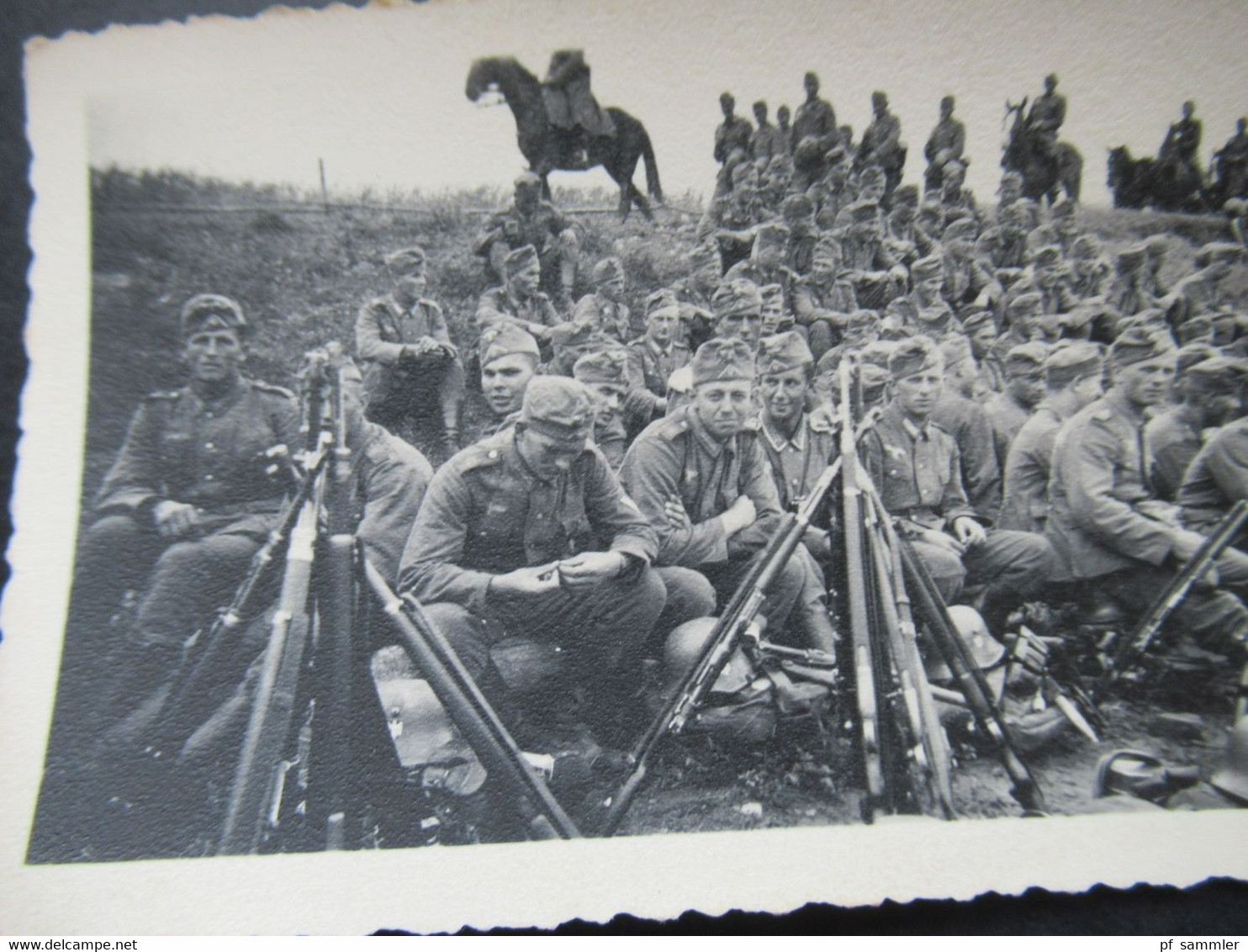 2. Weltkrieg WW2 Original Foto Soldaten Der Wehrmacht Truppe / Einheit Mit Gewehren Und Pferde / Reiter Im Hintergrund - War, Military