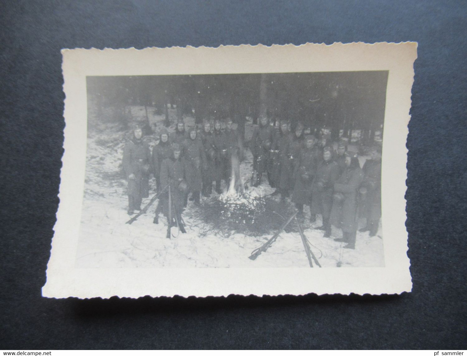 2. Weltkrieg WW2 Original Foto Soldaten Der Wehrmacht Truppe / Einheit Mit Gewehren Im Winter Vor Einem Lagerfeuer - War, Military