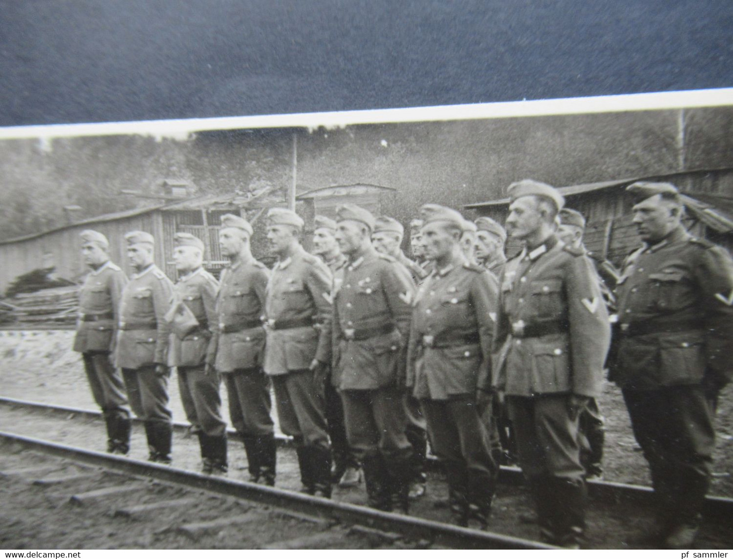 2. Weltkrieg WW2 Original Foto Soldaten Der Wehrmacht Beim Appell Auf Bahnschienen / Übungsplatz ?? - War, Military