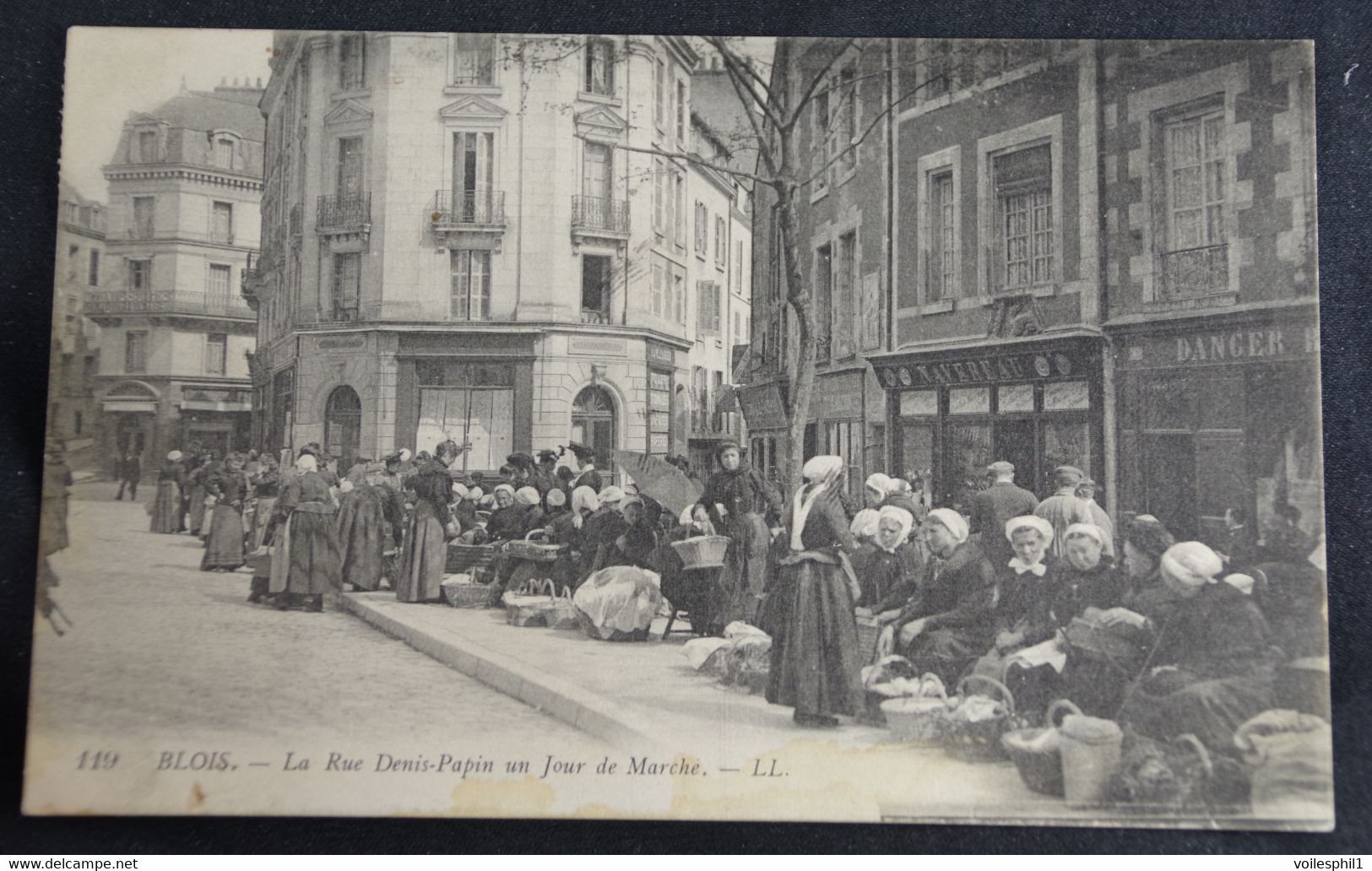 Blois - La Rue Denis Papin Un Jour De Marché - Blois