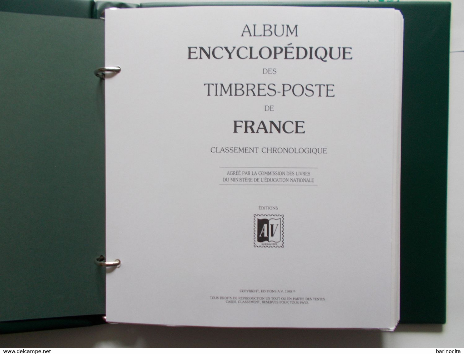 FRANCE  - ALBUM   Edition A.V   + ETUI    Vert Bronze    Contenant Feuilles De L'année 1990  / 1997 - Reliures Et Feuilles