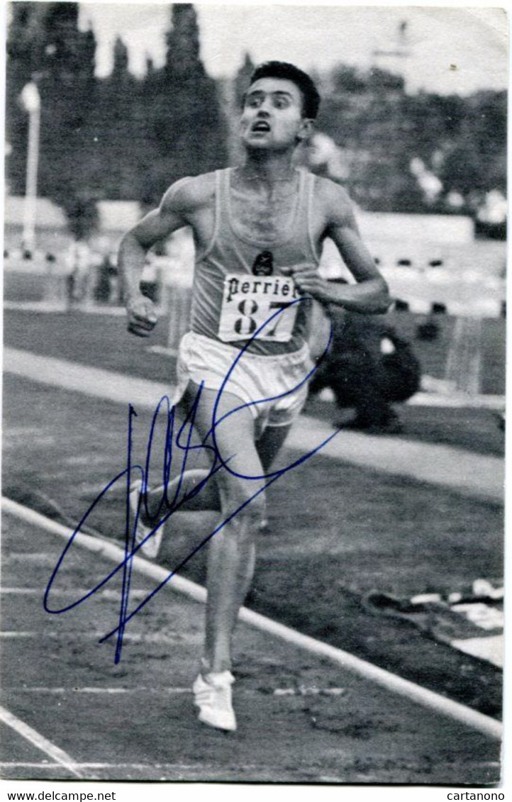 ATHLETISME - MICHEL JAZY  Signature Autographe Sur Photo Papier + Photo Non Signé Devant Ses Fans - Sportifs