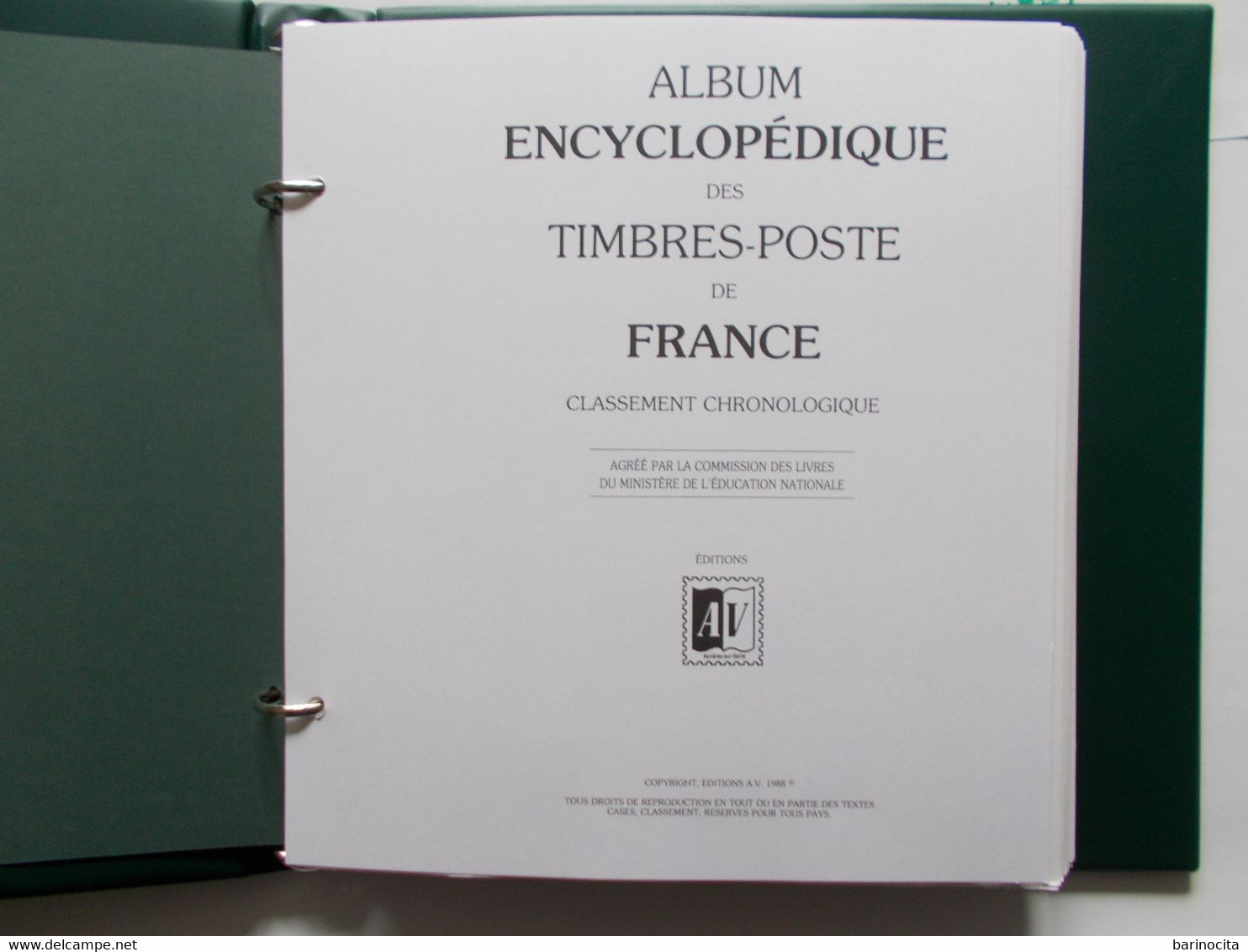 FRANCE  - ALBUM   Edition A.V   + ETUI    Vert Bronze    Contenant Feuilles De L'année 1960  / 1976 - Reliures Et Feuilles