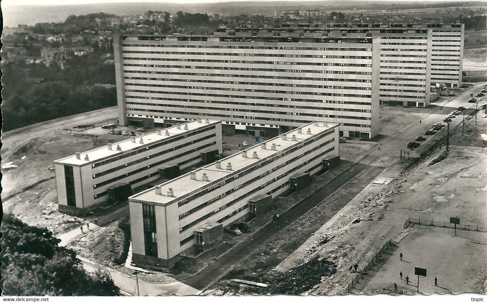 CPsm,dentelée N Et B  De NANCY  ( 54 )   "  HAUT Du LIEVRE  "  Vue Générale Sur Les   Bouleaux   Et Les   Lilas - Nancy