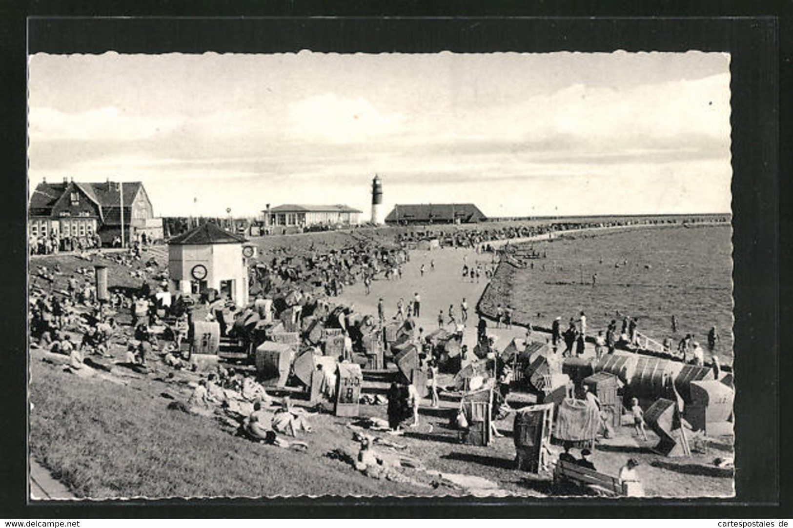 AK Nordseeheilbad Büsum, Badegäste Am Strand Mit Liegehalle Und Leuchtturm - Buesum