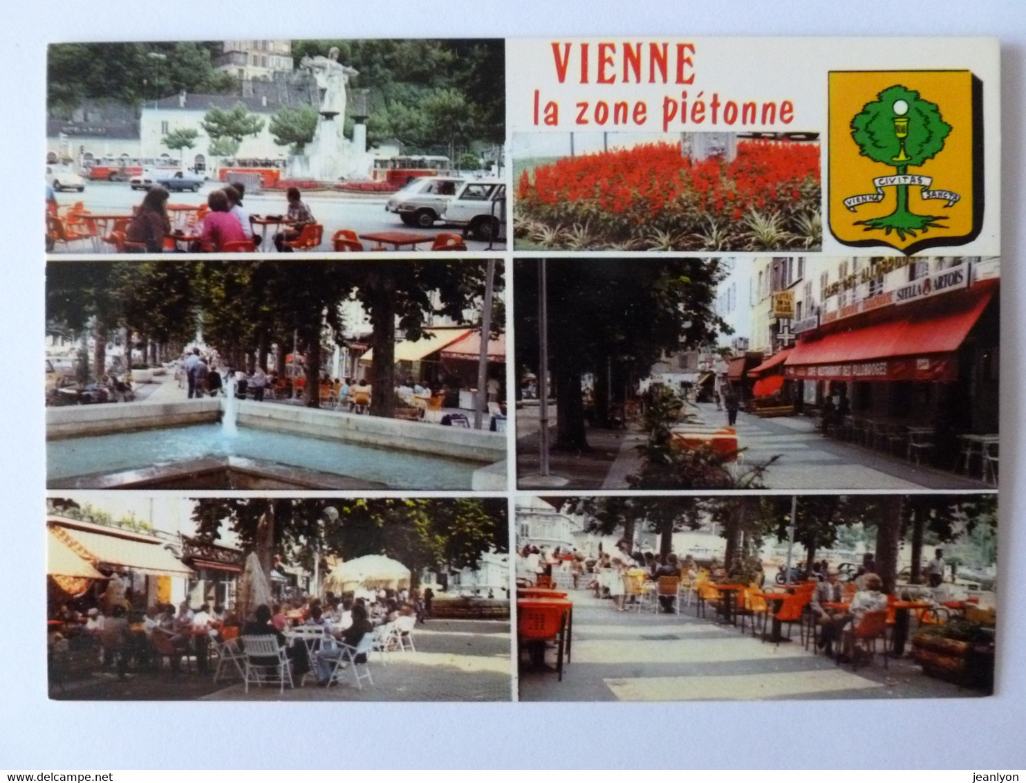 VIENNE (38/Isère) - Zone Piétonne , Place Avec Bus Et Voitures , Terrasses De Café - Café Restaurant Des Allobroges - Vienne