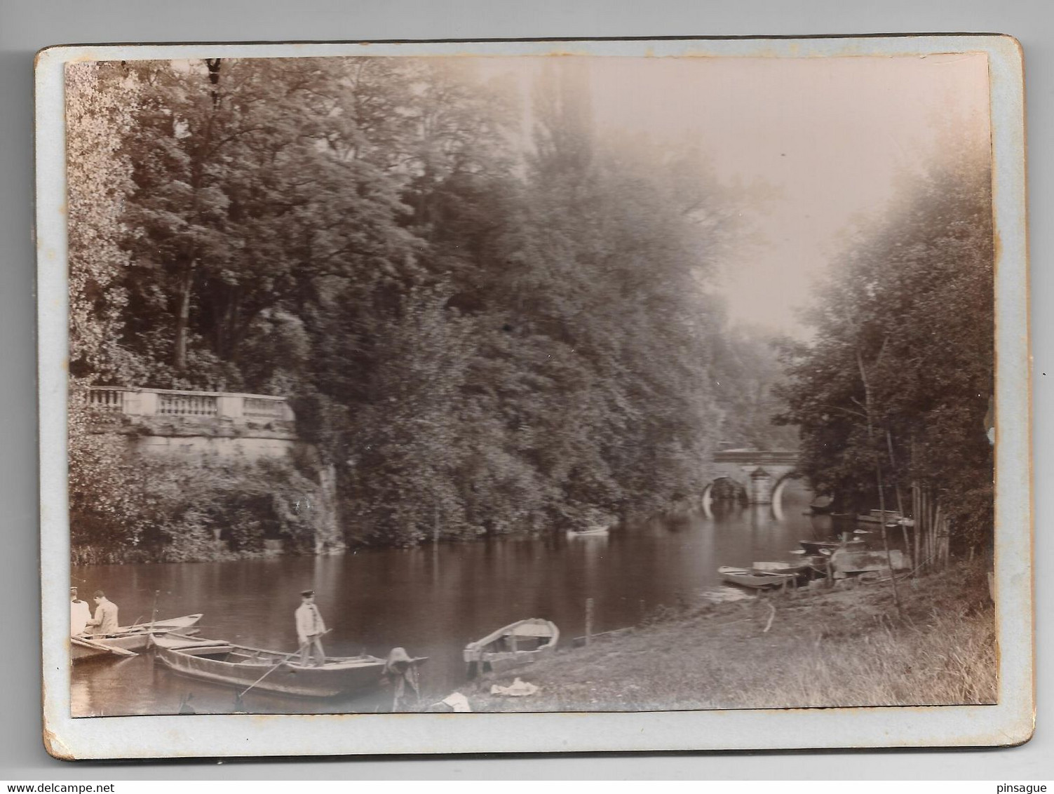 Magnifique Photo Sur Carton D'un Embarcadère  Sur Une Rivière (lieu à Définir) - Photographs