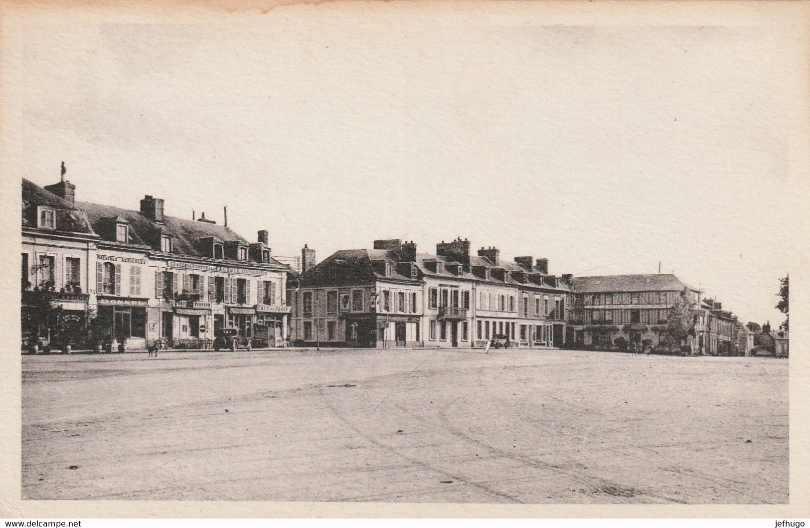 27 - LE NEUBOURG . PLACE ARISTIDE BRIAND . VOITURES ET NOMBREUX COMMERCES  . SCANS RECTO VERSO - Le Neubourg