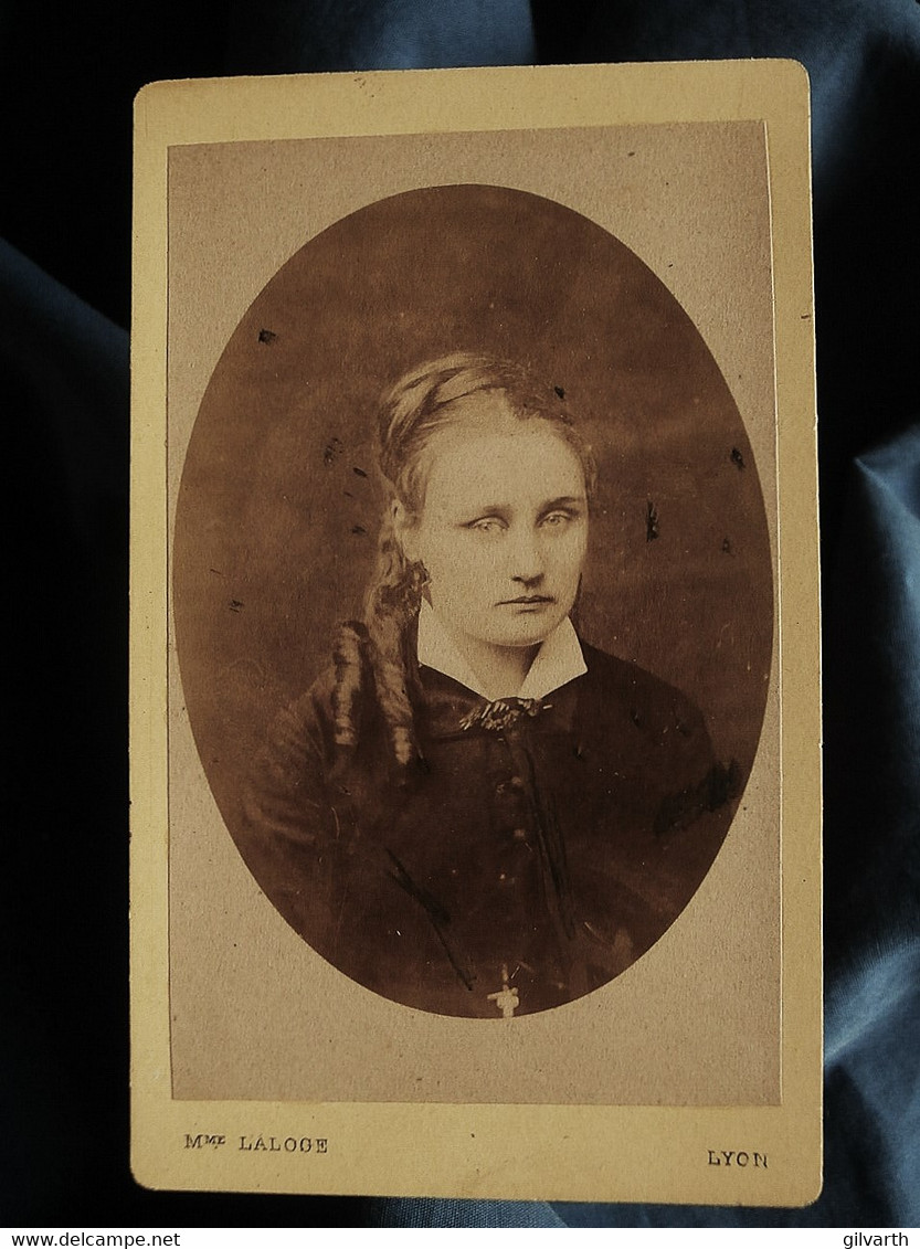 Photo CDV Mme Laloge à Lyon - Portrait Femme En Médaillon, Circa 1870-75 L550-6 - Ancianas (antes De 1900)