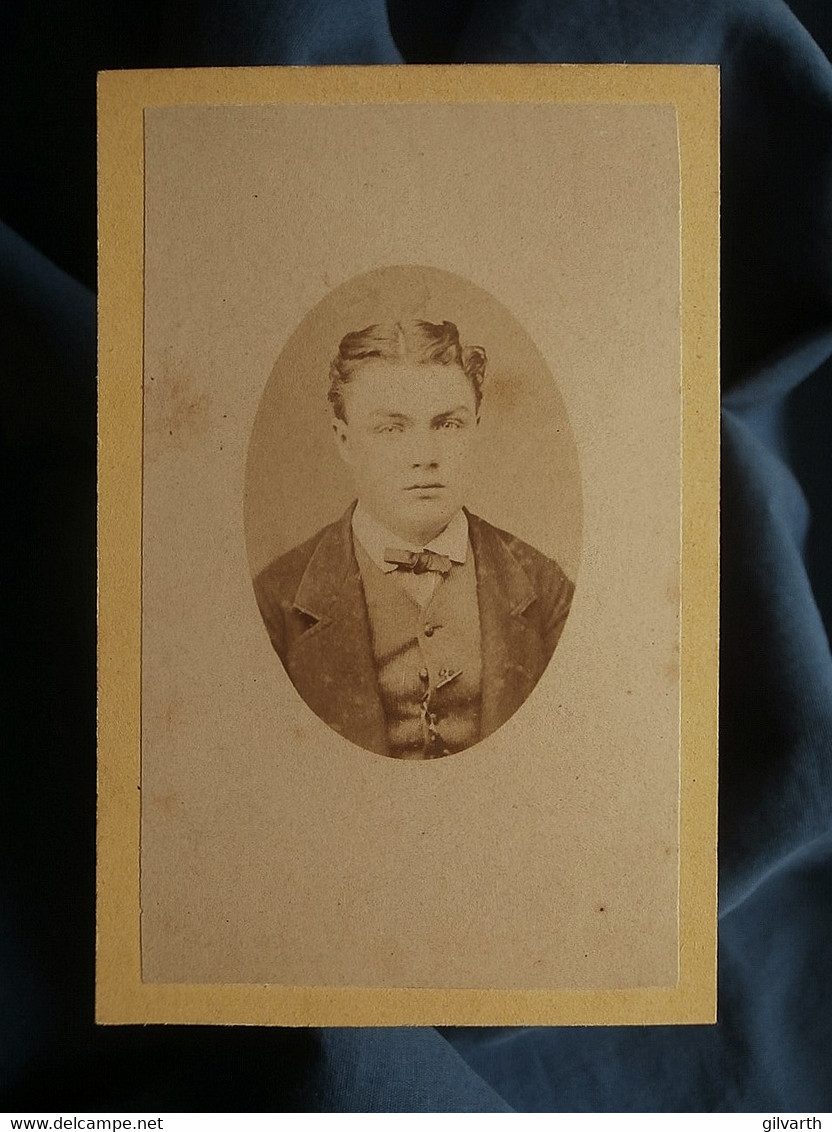 Photo CDV Albert Prouzet à Bordeaux - Portrait Jeune Homme En Médaillon, Circa 1870-75 L550-6 - Ancianas (antes De 1900)