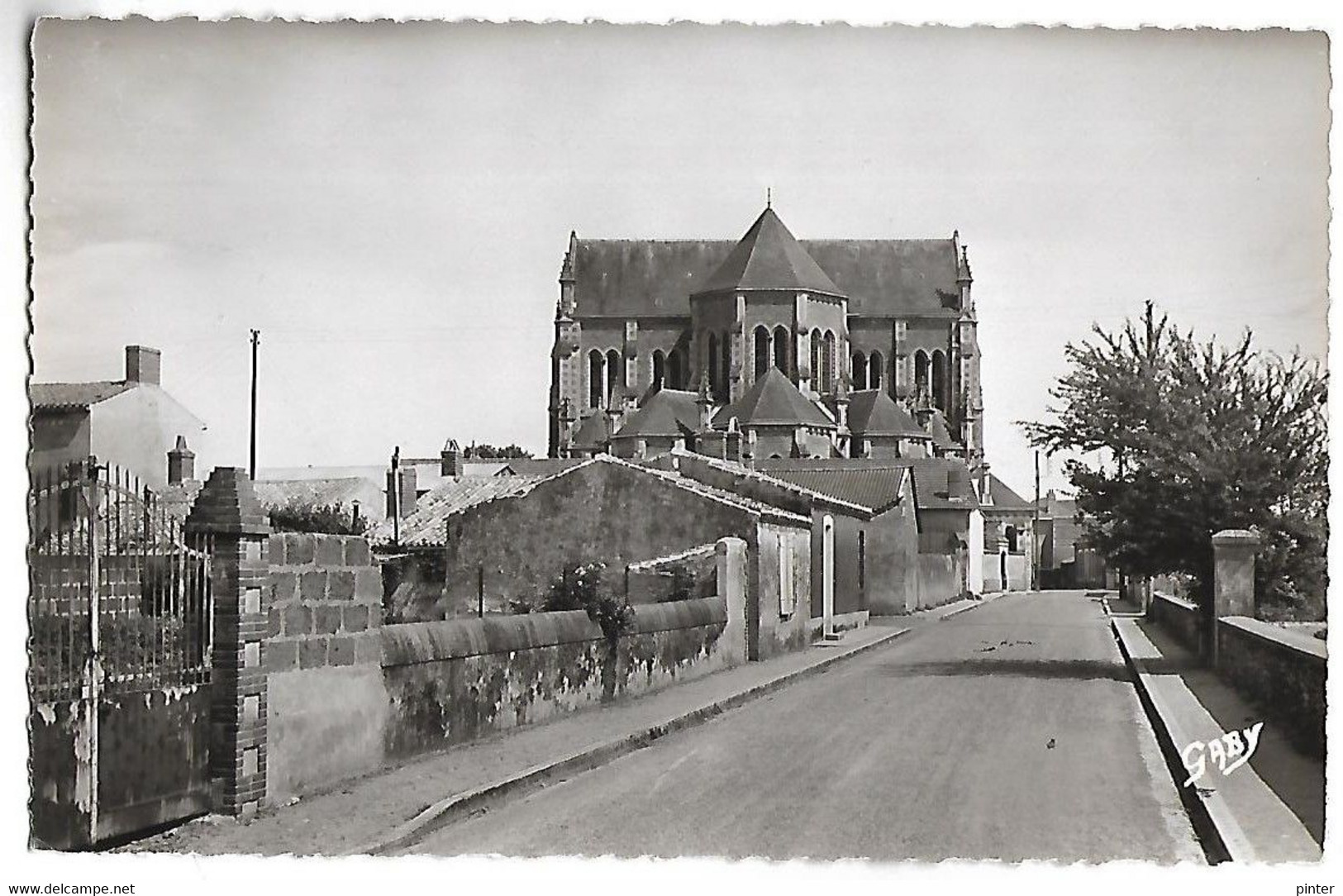 CHALLANS - Rue Des Ecoles Et Abside De L'Eglise - Challans