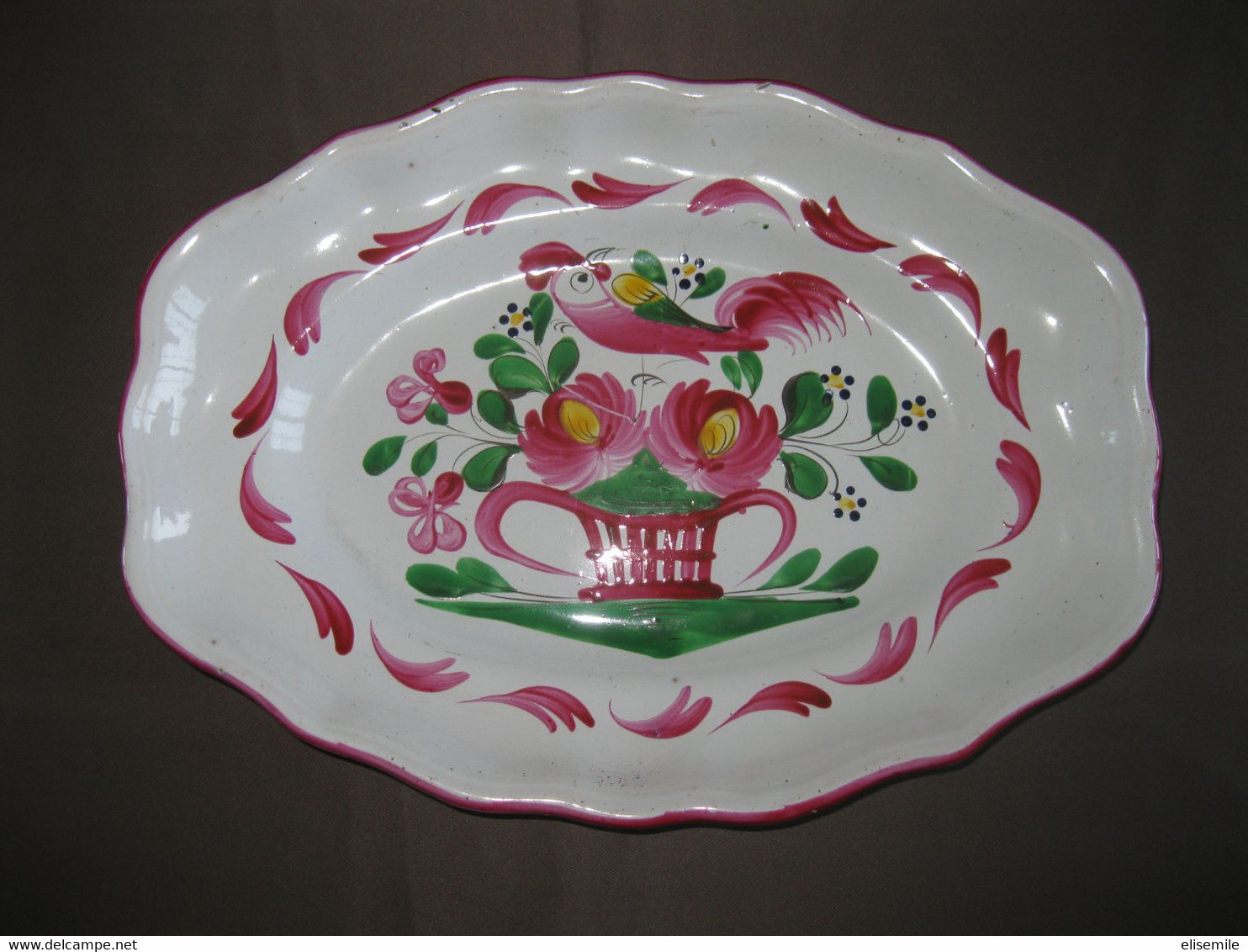 ANCIEN PLAT OVALE A BORD CHANTOURNE - FAIENCE ANCIENNE - DECOR AU COQ - Est (FRA)