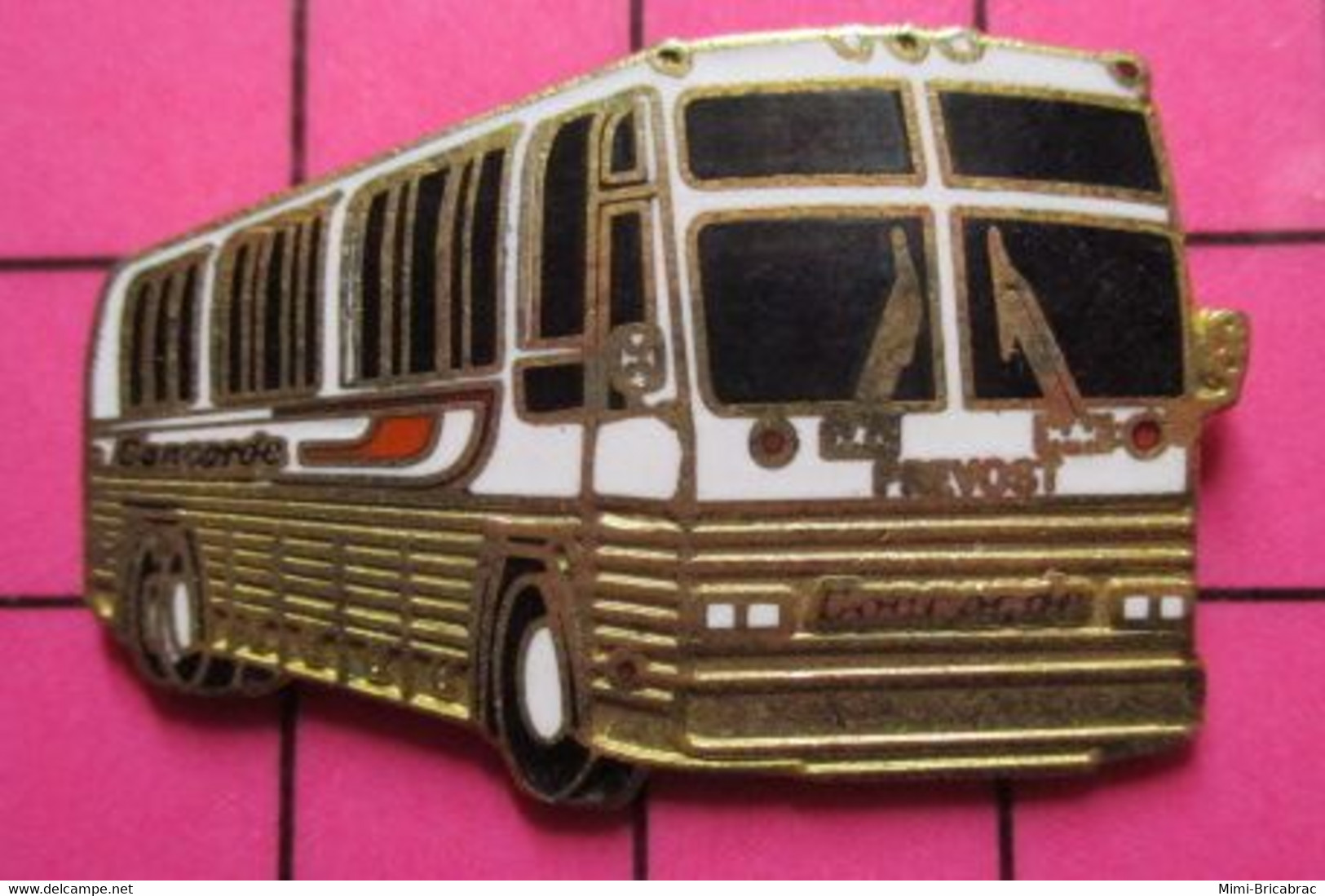 SP05 Pin's Pins / Beau Et Rare / THEME : TRANSPORTS / AUTOBUS ROUTIER BLANC PREVOST CONCORDE - Transports