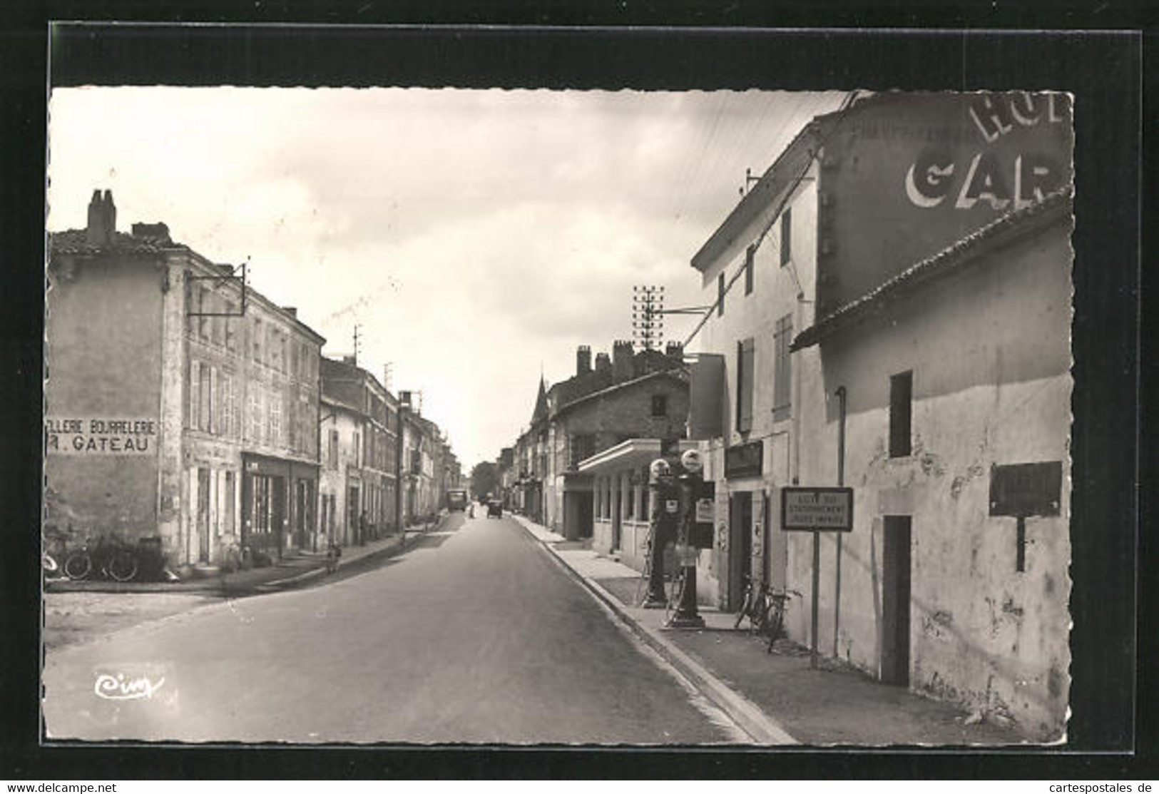 CPA Brioux-s-Boutonne, Le Grande Rue, Vue De La Rue - Brioux Sur Boutonne