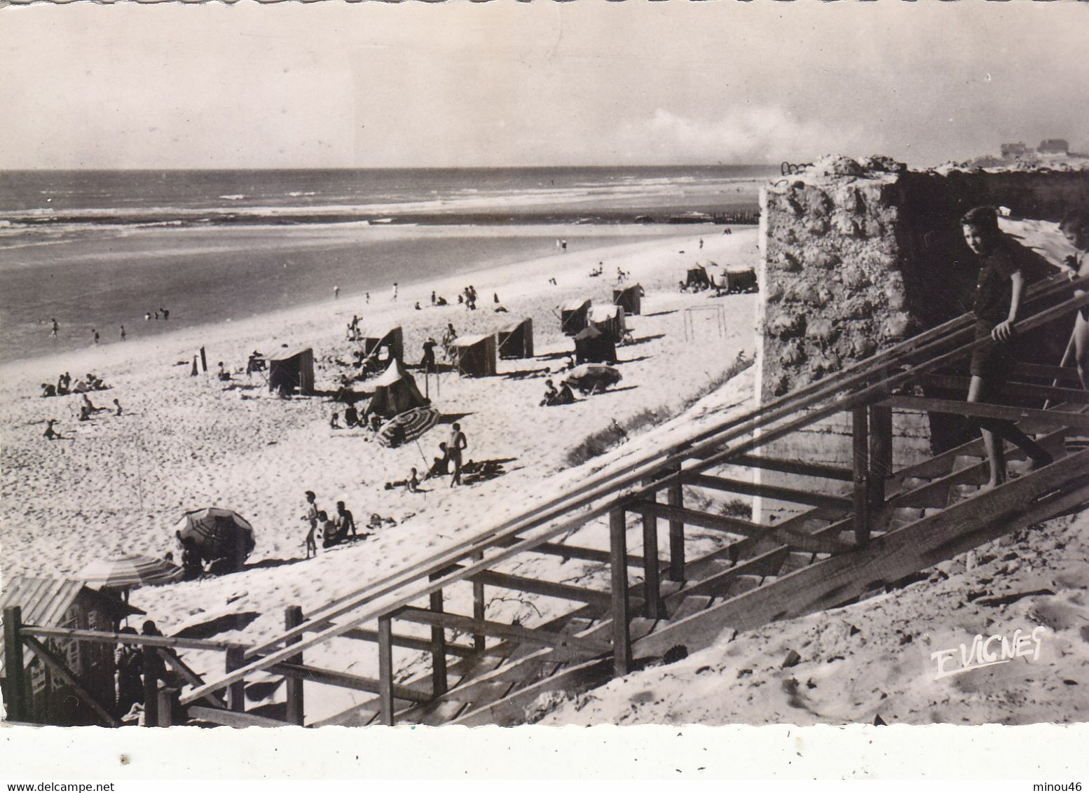 MIMIZAN-PLAGE :CPSM P.F. DE 1954 NON TROUVEE SUR SITES AVEC CETTE ANIMATION.L ESCALIER ET LA PLAGE SUD.T.B.ETAT - Mimizan Plage