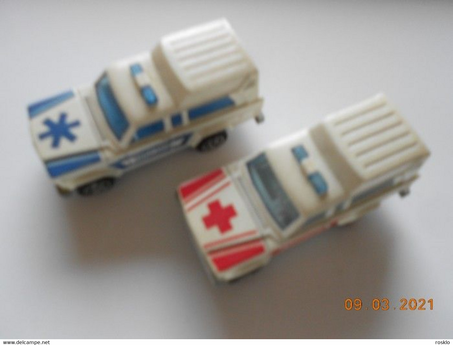 MAJORETTE 1970/80 / 2 JEEP CHEEROKE AMBULANCE REF 269 /UNE ROUGE UNE BLEU - Echelle 1:160