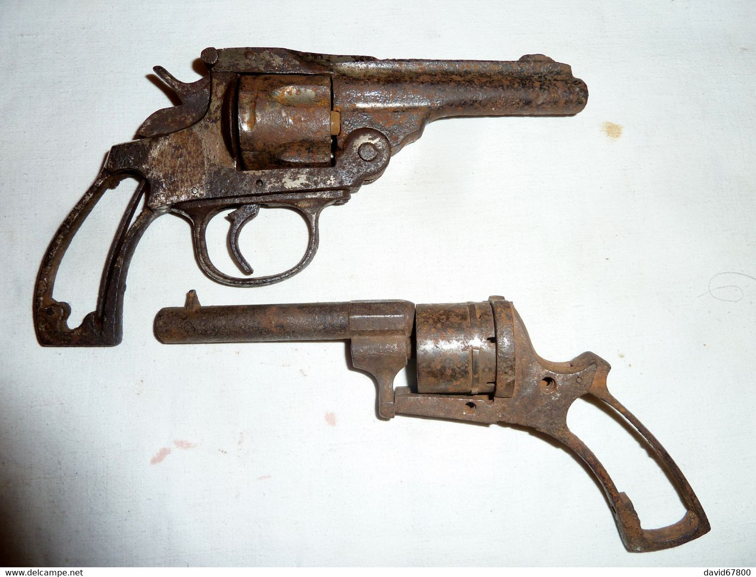 RARE DEUX PISTOLETS REVOLVERS SMITH & WESSON ET A BROCHE TYPE LEFAUCHEUX.VENDU DANS SON ÉTAT ROUILLER POUR LES PIÉCES - Armes Neutralisées