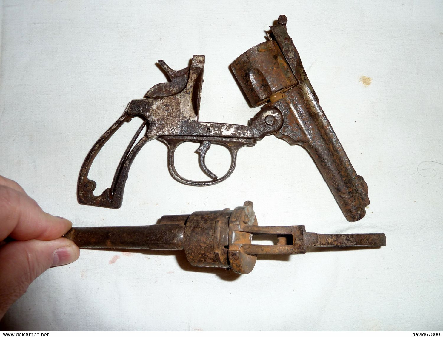 RARE DEUX PISTOLETS REVOLVERS SMITH & WESSON ET A BROCHE TYPE LEFAUCHEUX.VENDU DANS SON ÉTAT ROUILLER POUR LES PIÉCES - Armes Neutralisées