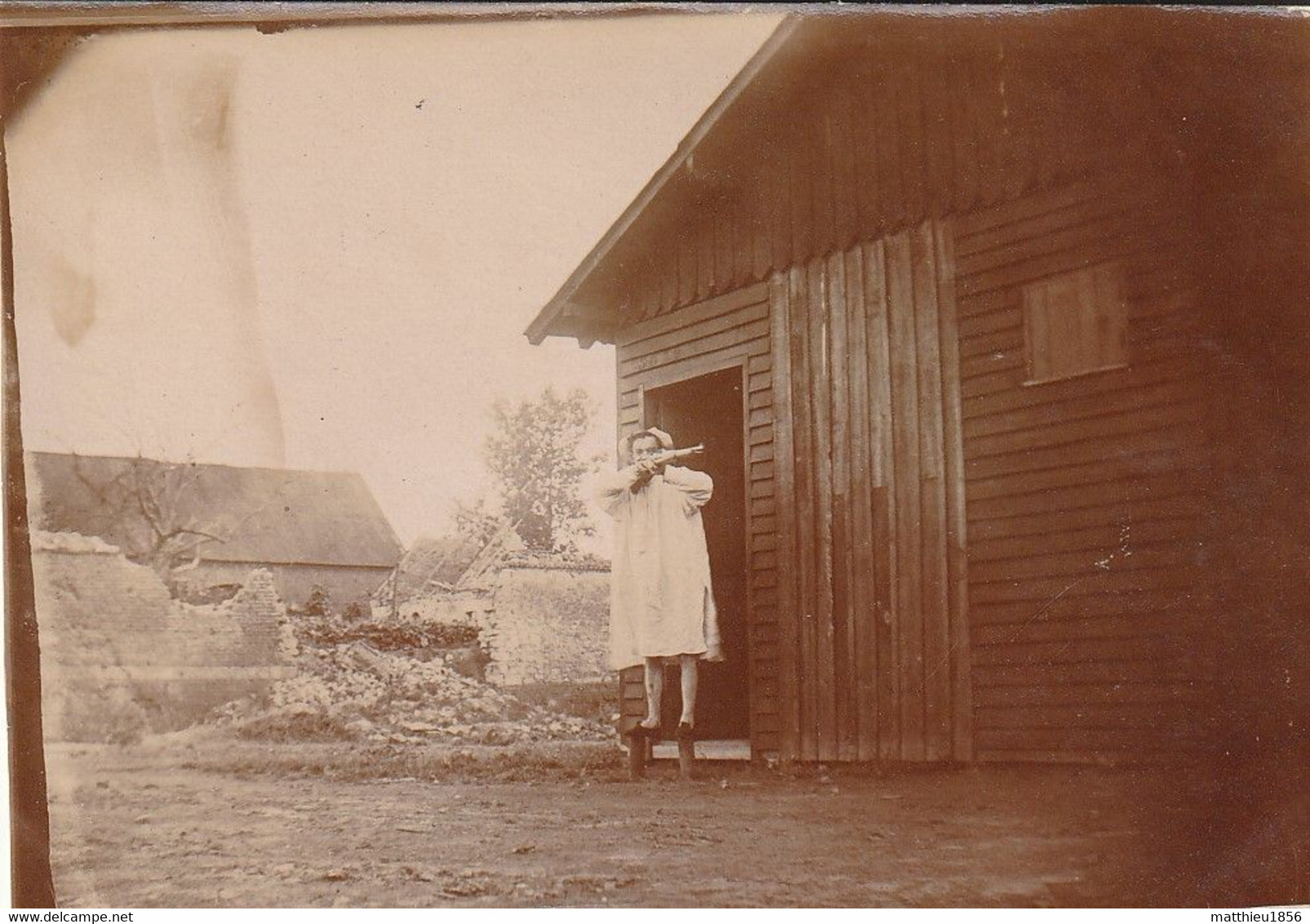 Photo Aout 1919 CANTAING-SUR-ESCAUT (près Cambrai) - Exercice Matinale Devant Le Baraquement (A229, Ww1, Wk 1) - Humor