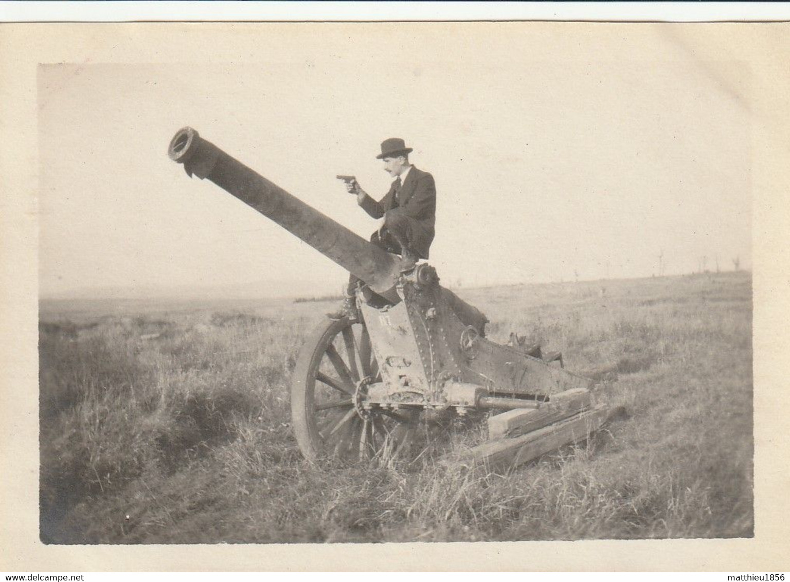 Photo Octobre 1919 Près NOYELLES-SUR-ESCAUT (près Cambrai) - Sur Un Canon, Avec Un Pistolet (A229, Ww1, Wk 1) - Sonstige & Ohne Zuordnung