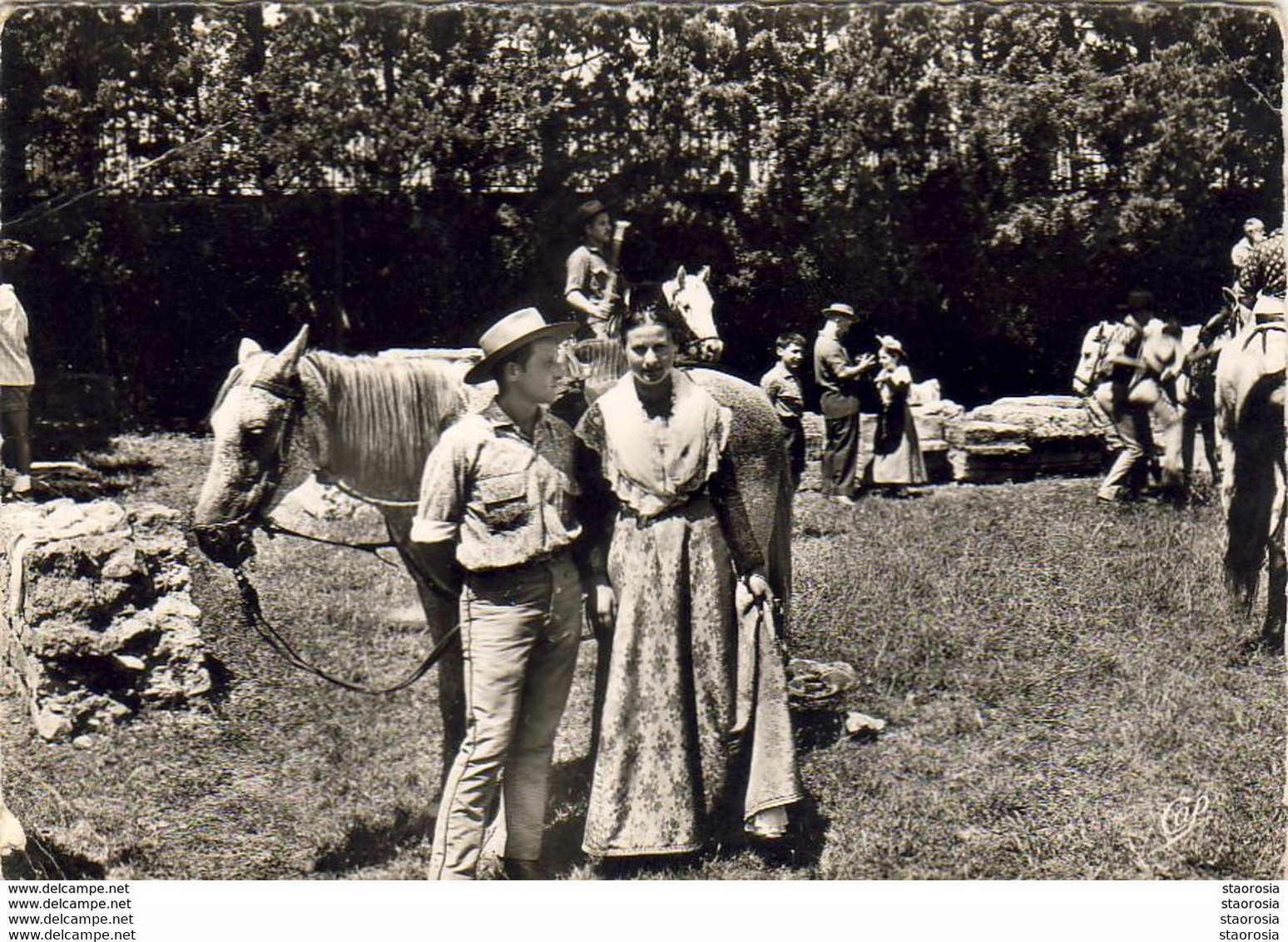 D13  CAMARGUE  ARLES  Gardian Et Arlésienne  ... - Arles