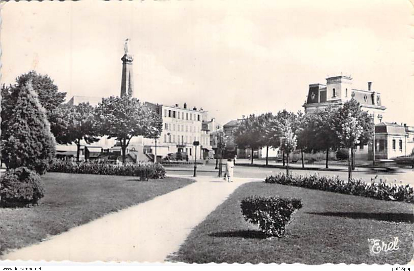 17 - ROCHEFORT : Square De La Poste - CPSM Dentelée Noir Blanc Format CPA - Charente Maritime - Rochefort