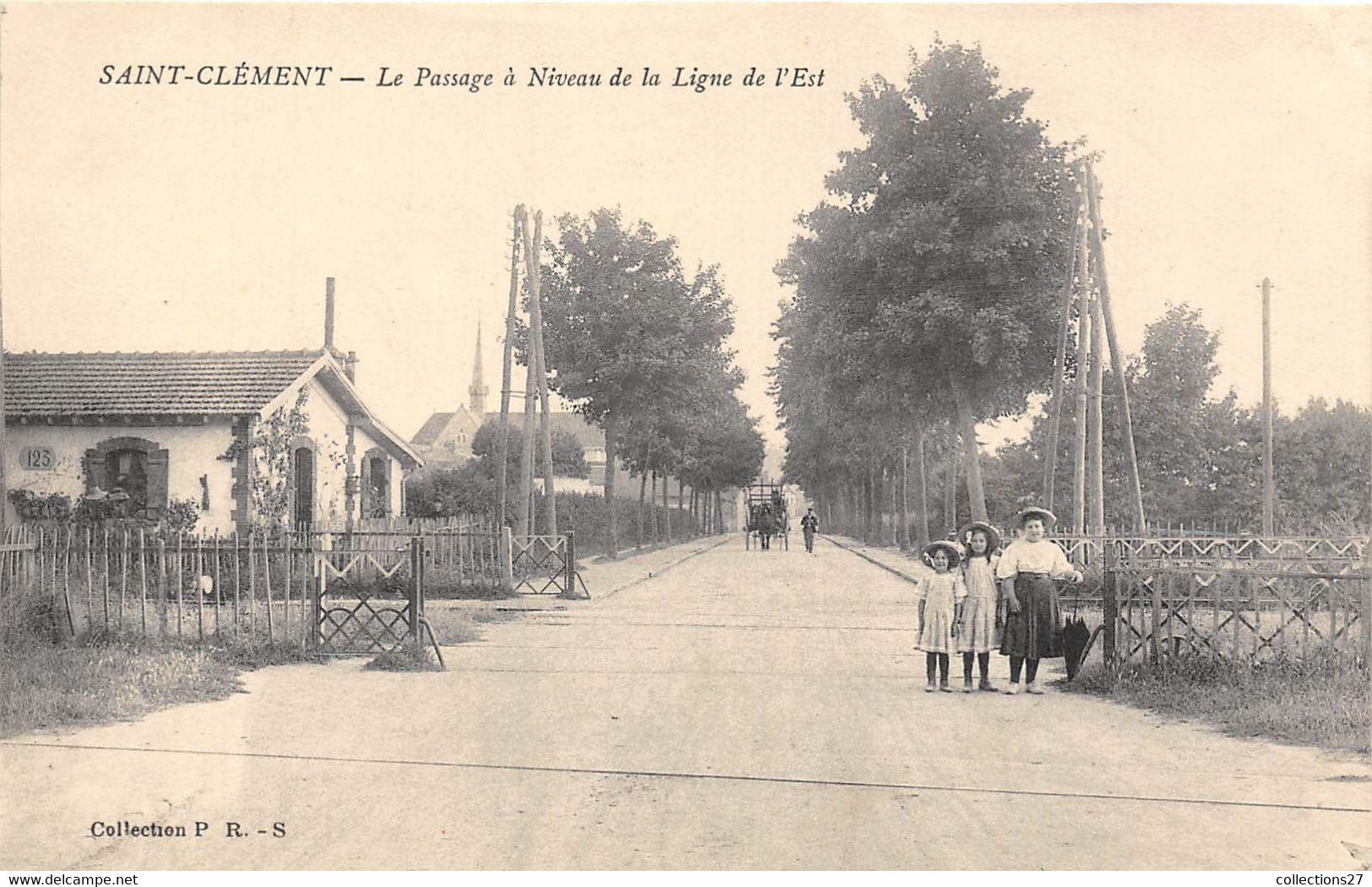 89-SAINT-CLEMENT- LE PASSAGE A NIVEAU DE LA LIGNE DE L'EST - Saint Clement