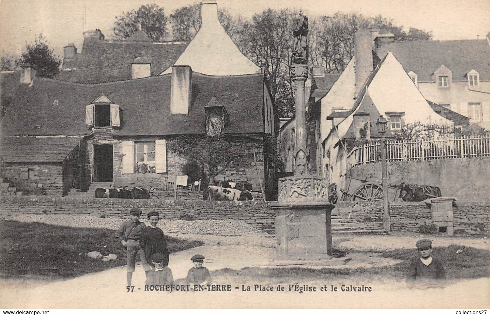 56-ROCHEFORT-EN-TERRE- LA PLACE DE L'EGLISE ET LE CALVAIRE - Rochefort En Terre