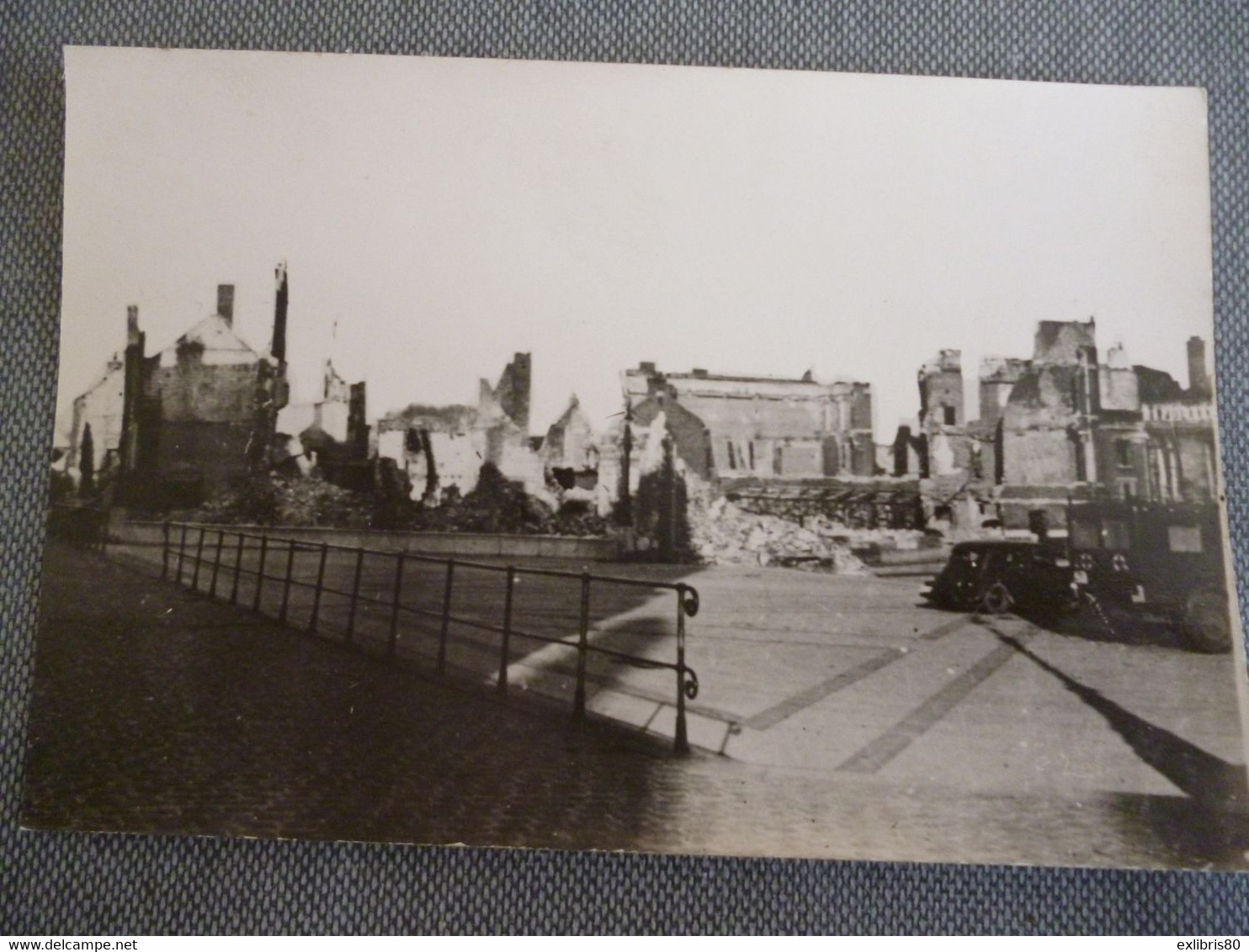 Amiens  Carte Photo   Ce Qu Il Reste Des Maisons De Style Face A La Cathédrale - Amiens