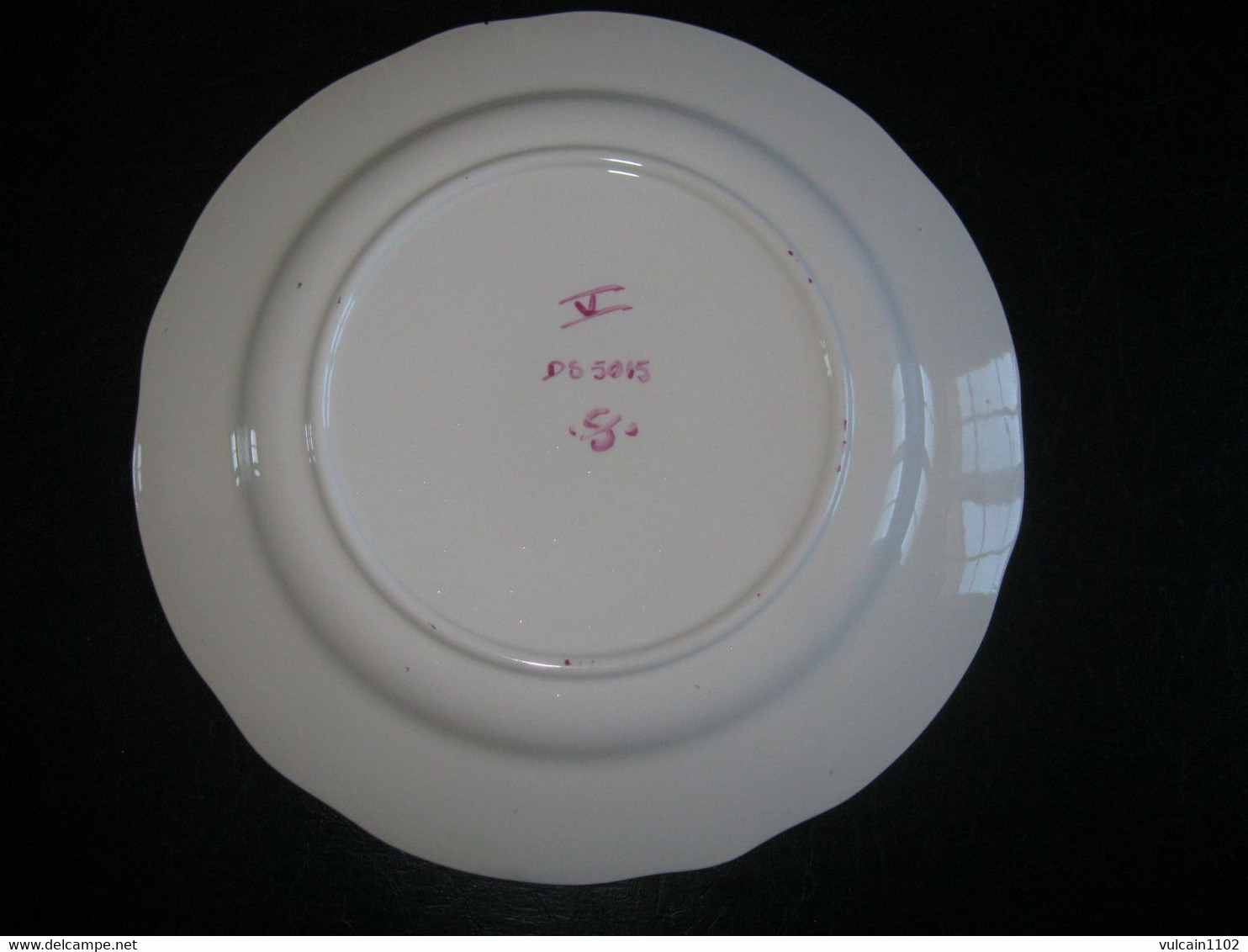 ANCIENNE ASSIETTE EN FAIENCE DECOR REVERBERE NUMEROTEE SIGNEE - Est (FRA)