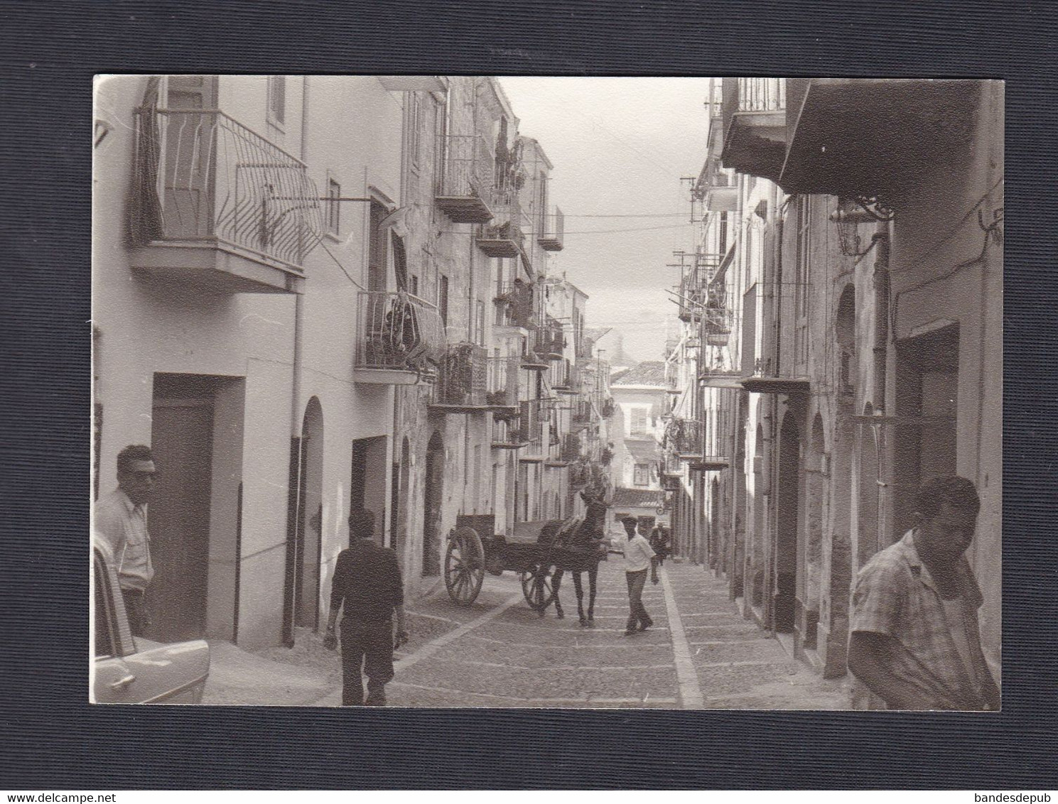 Fotografia Photo Originale Vintage Italie Sicile Sicilia Cefalu Une Rue Animée Attelage Ane    46568 - Places