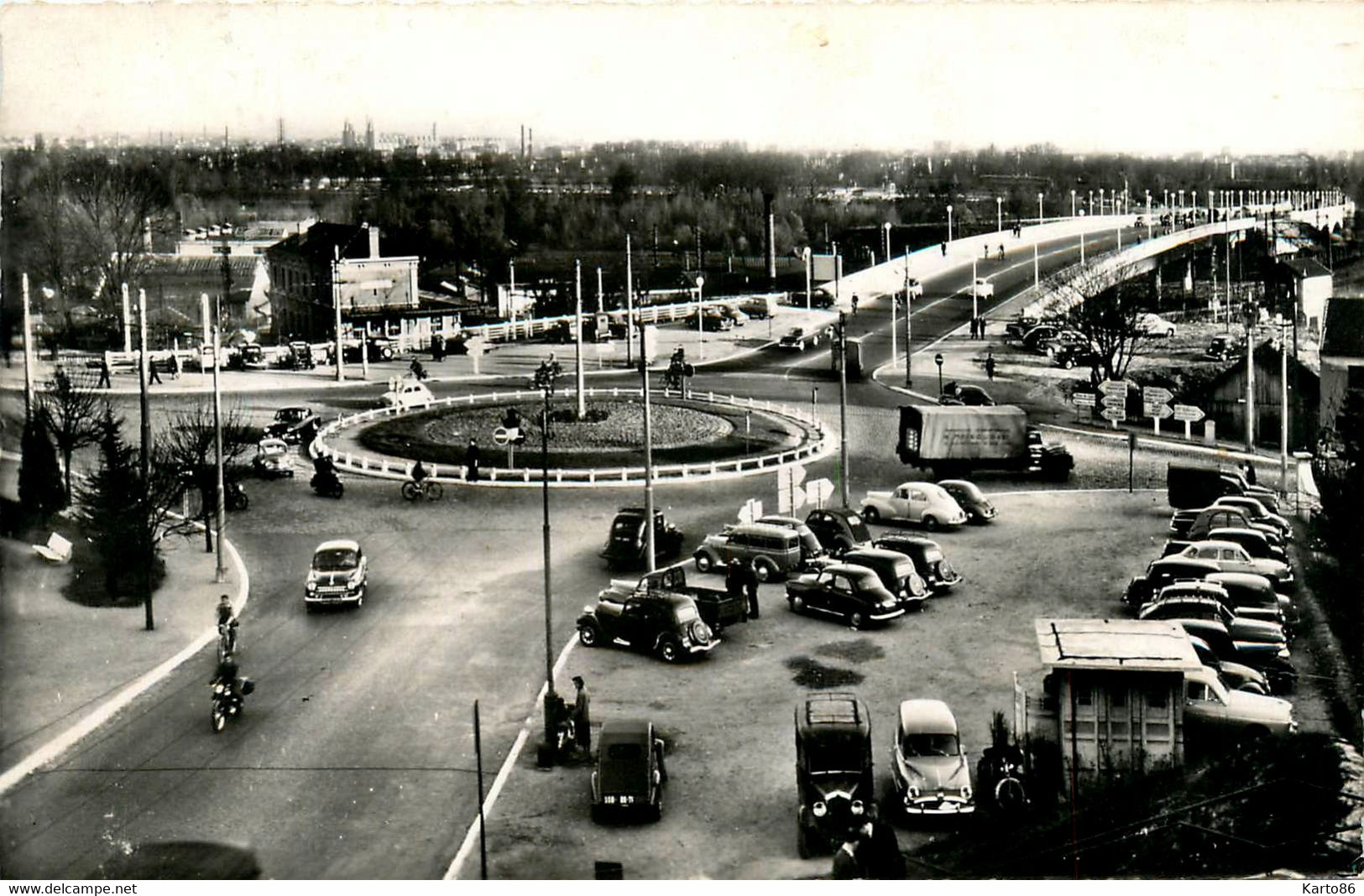 Caluire Et Cuire * Le Point Poincaré Sur Le Rhône , Entre La Commune Et Lyon * Automobile Voiture Ancienne - Caluire Et Cuire