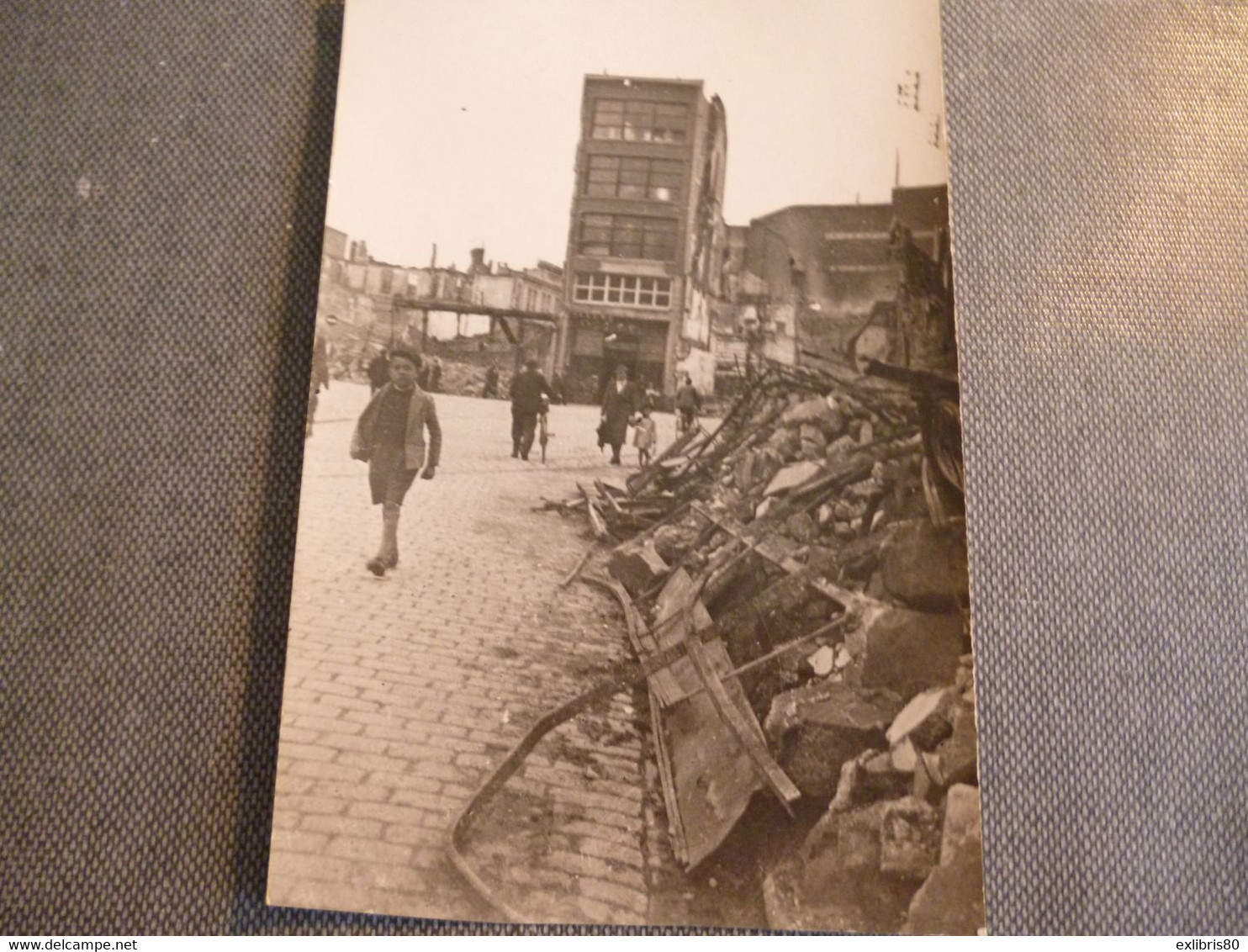 Amiens Carte Photo    La Place Gambetta   Vue Sur La Rue Des Trois Cailloux - Amiens