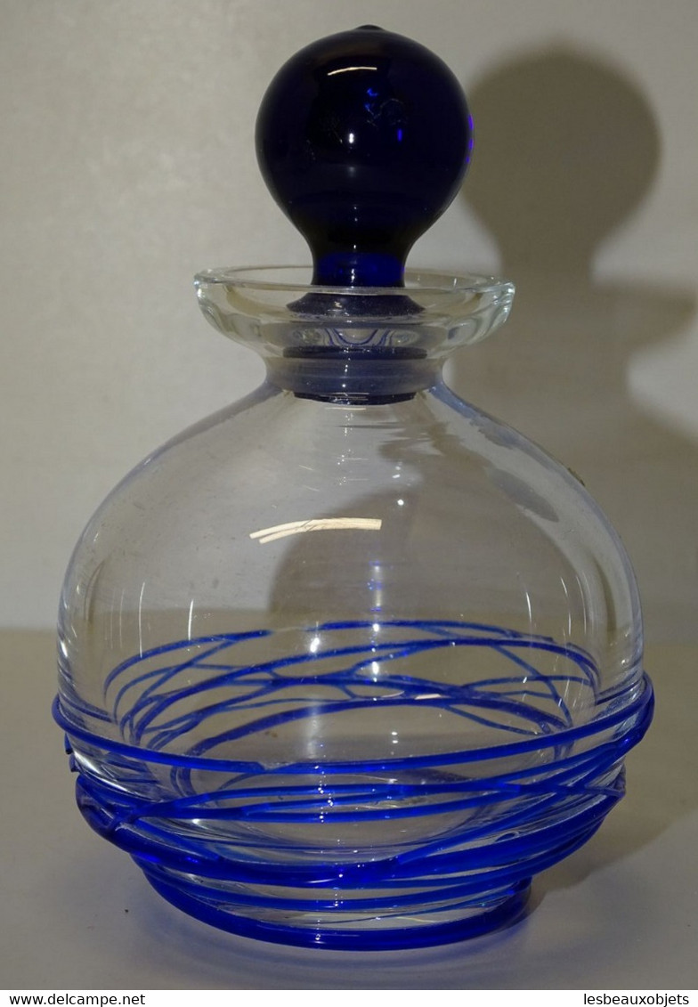 FLACON CRISTAL BOHEME CZECHOSLOVAQUIA INCOLORE avec son BOUCHON BLEU et à décor de FILS de VERRE BLEUS sur le bas