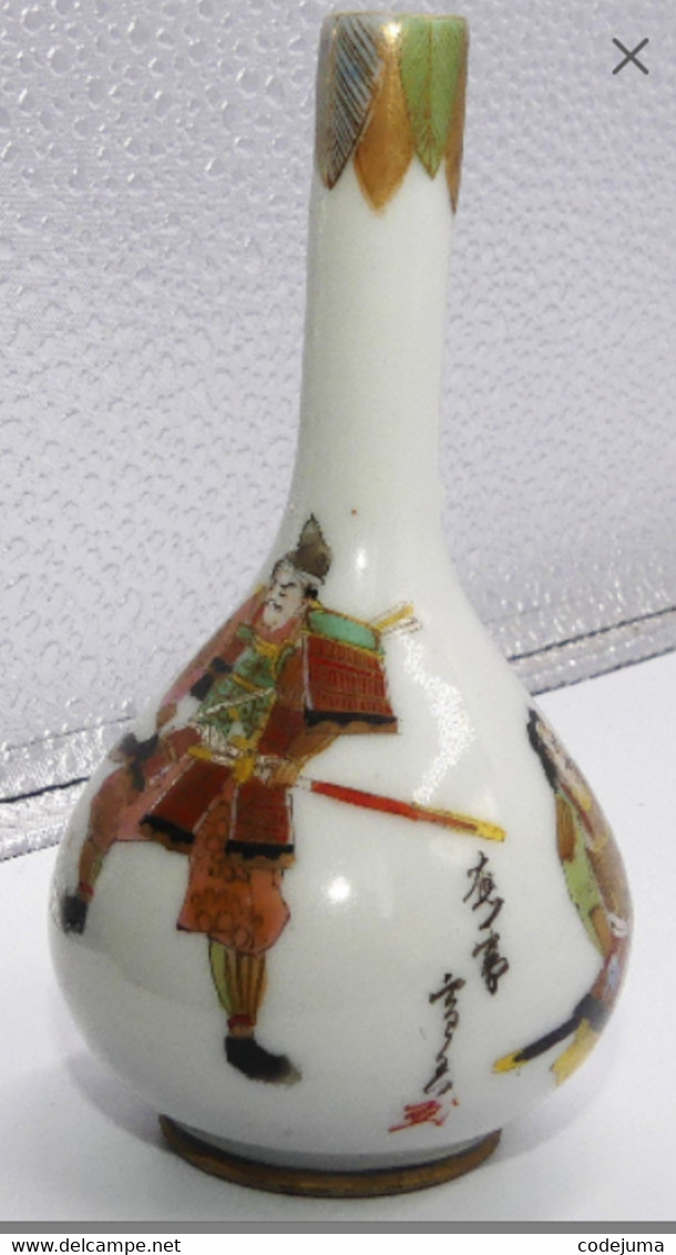 Japon Mini Vase Caligraphiée à Decor De Guerriers Caligraphié - Asian Art