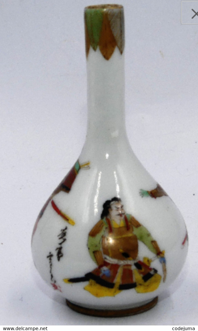 Japon Mini Vase Caligraphiée à Decor De Guerriers Caligraphié - Asian Art