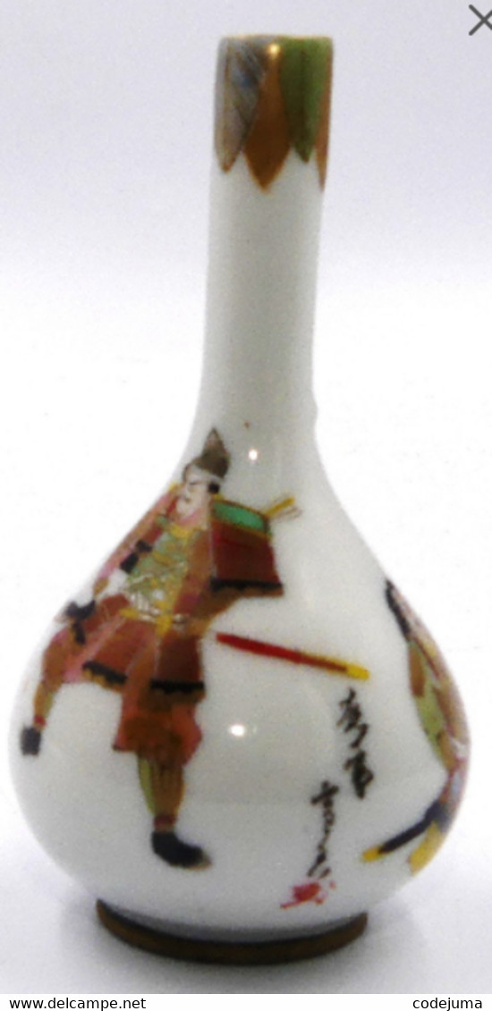 Japon Mini vase caligraphiée à decor de guerriers caligraphié