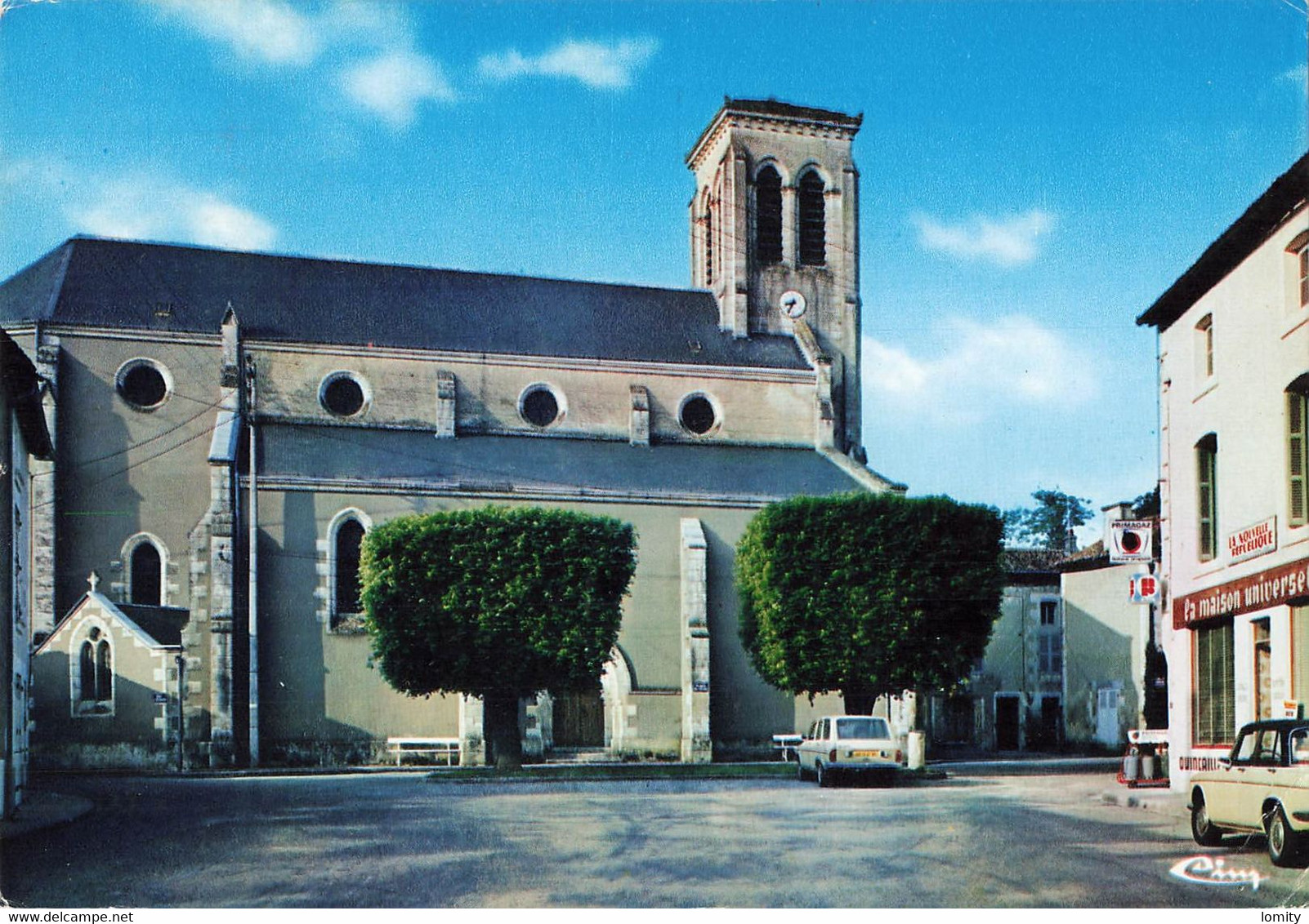 86 Vouille La Bataille Eglise Sainte Radegonde CPM Edit CIM Combiervoiture Auto Renault 12 Break - Vouille