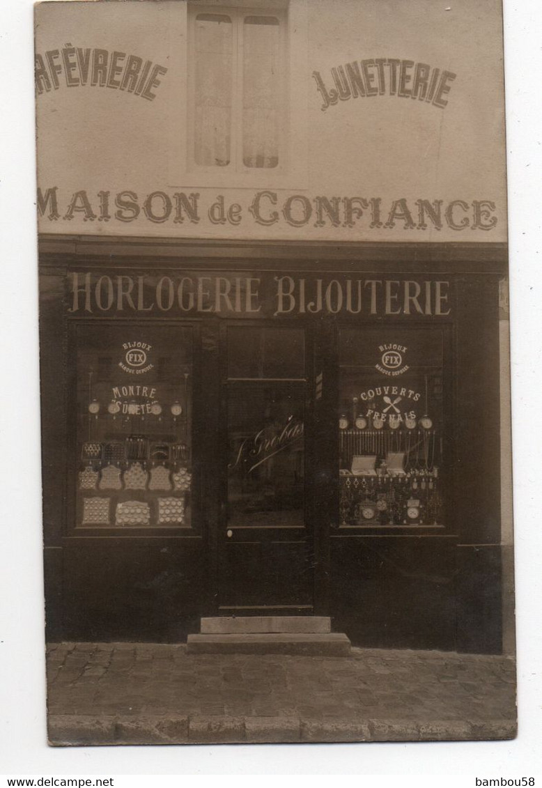 Carte Photo à Identifier *MAGASIN COMMERCE * ORFEVRERIE LUNETTERIE HORLOGERIE BIJOUTERIE * BIJOUX FIX * COUVERTS FRENAIS - Winkels