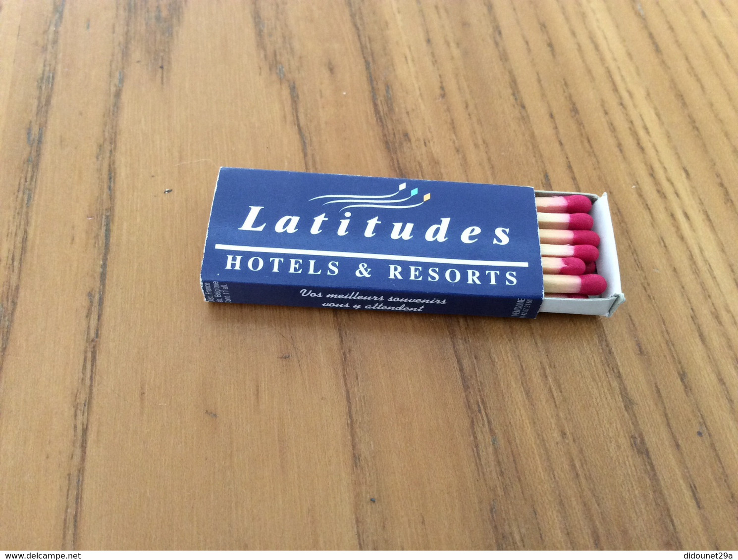 Boite D'allumettes * P. VENDOME "Latitudes HOTELS & RESORTS / PHILIP MORRIS SUPER LIGHTS" - Matchboxes