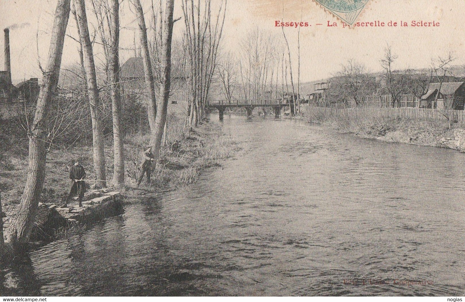 ESSOYES - LA PASSERELLE DE LA SCIERIE - DEUX PECHEURS TRES ATTENTIFS SUR LES BORDS DE L'OURCE - - Essoyes