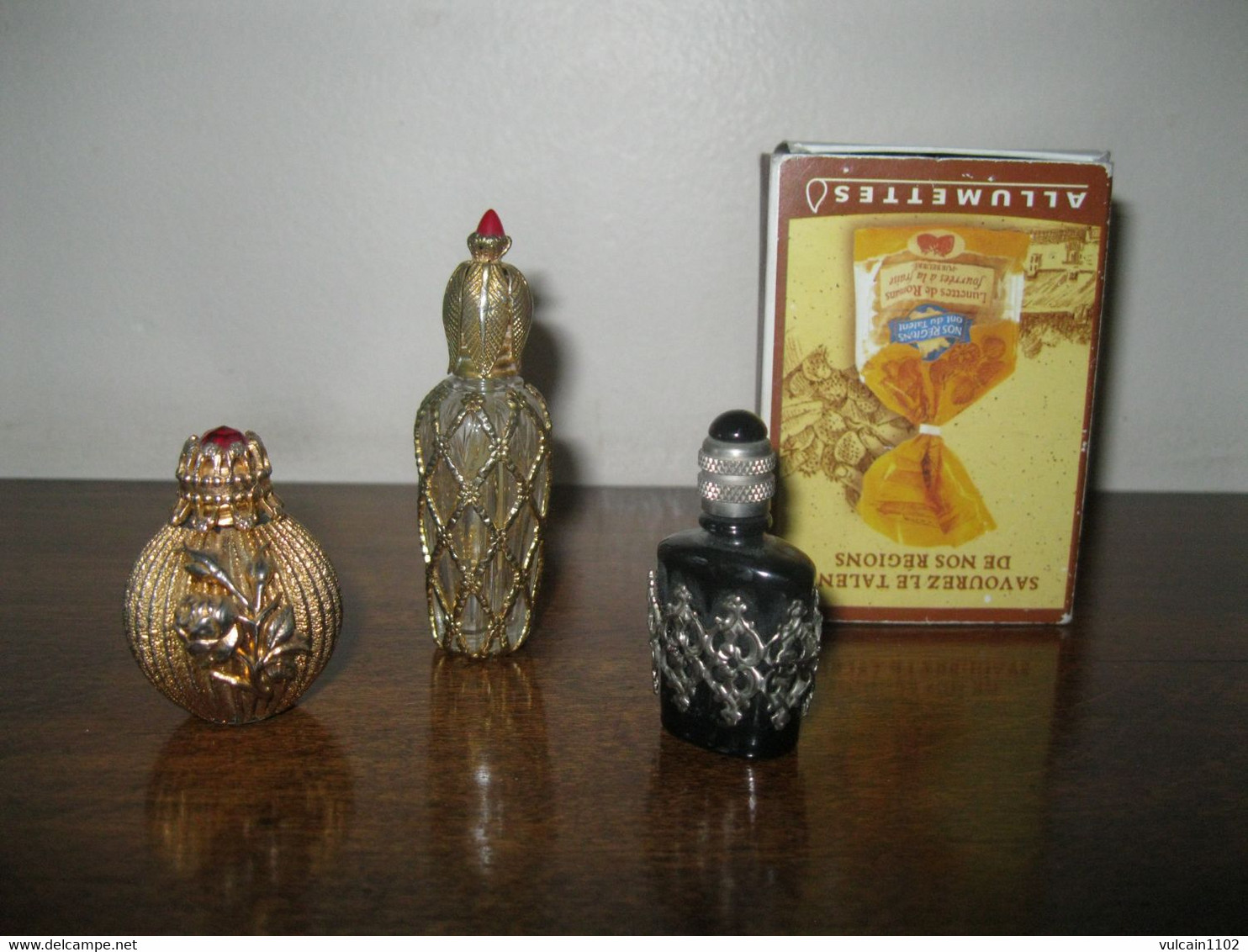 MINIATURE - ANCIENS FLACONS DE PARFUM MINIATURES EN VERRE SERTI - BIBELOTS - OBJETS DE VITRINE - Miniature Bottles (without Box)