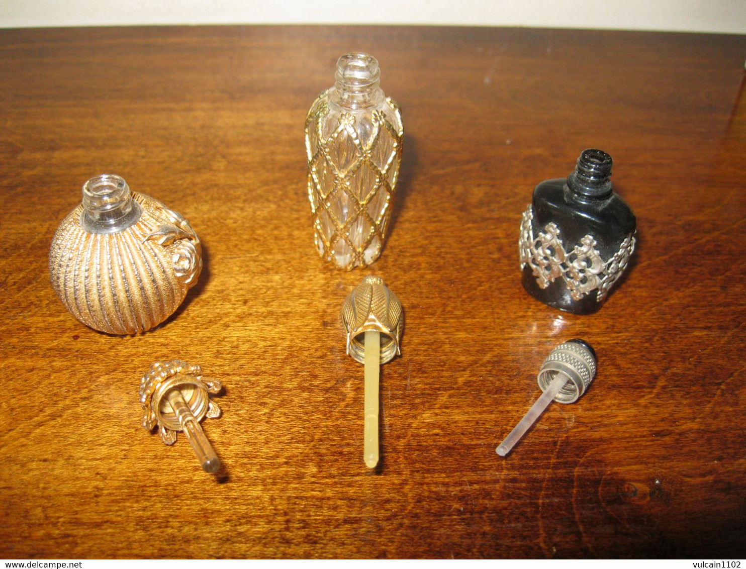 MINIATURE - ANCIENS FLACONS DE PARFUM MINIATURES EN VERRE SERTI - BIBELOTS - OBJETS DE VITRINE - Miniatures (sans Boite)