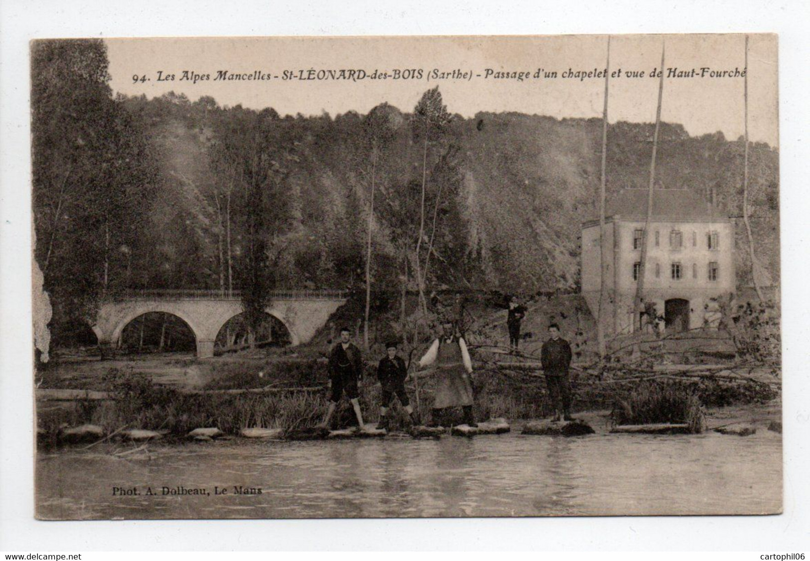 - CPA SAINT-LÉONARD-DES-BOIS (72) - Passage D'un Chapelet Et Vue De Haut-Fourché (avec Personnages) - Photo Dolbeau 94 - - Saint Leonard Des Bois